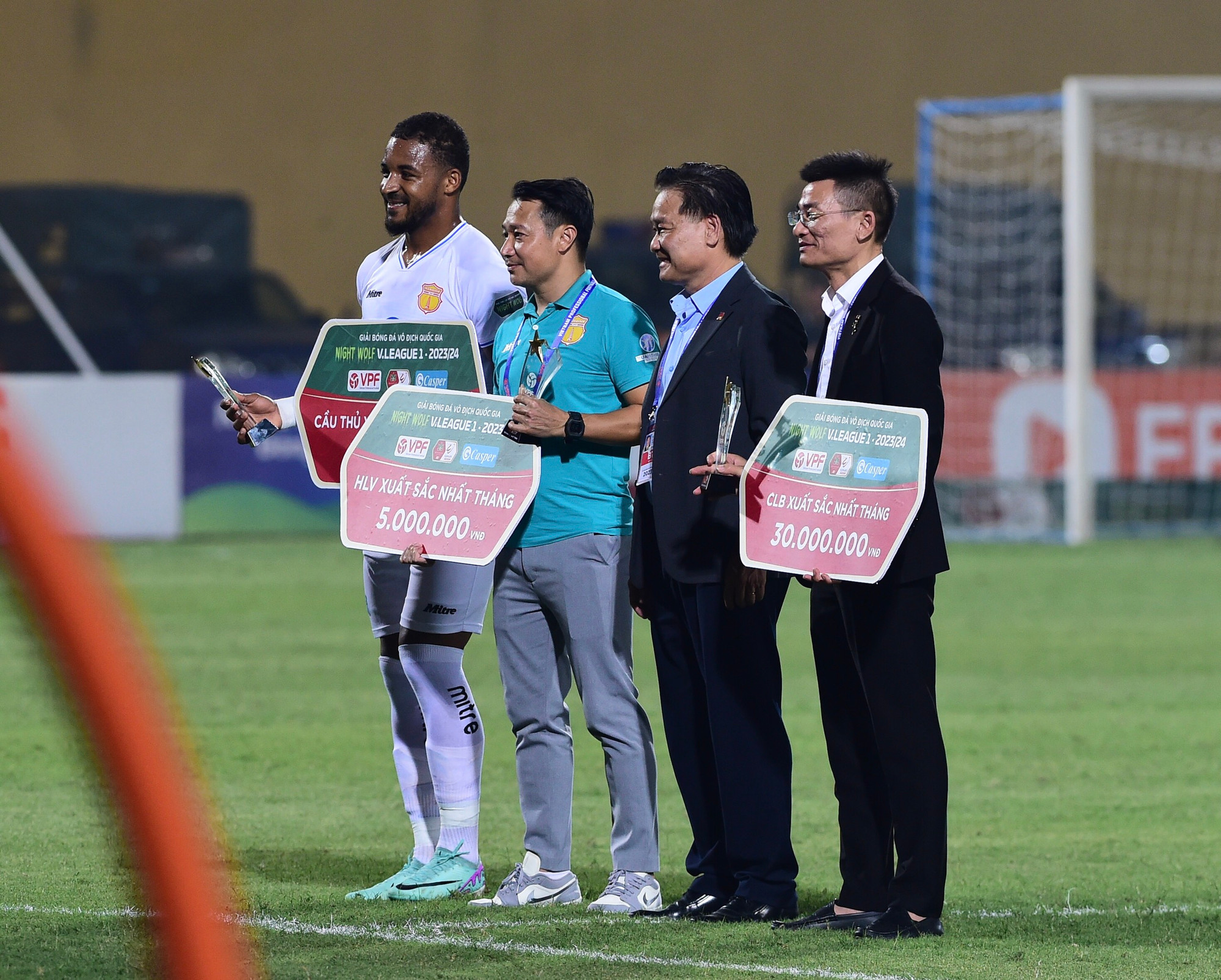 Ban tổ chức trao các danh hiệu xuất sắc nhất tháng qua. Ban tổ chức trao các danh hiệu xuất sắc nhất tháng qua.