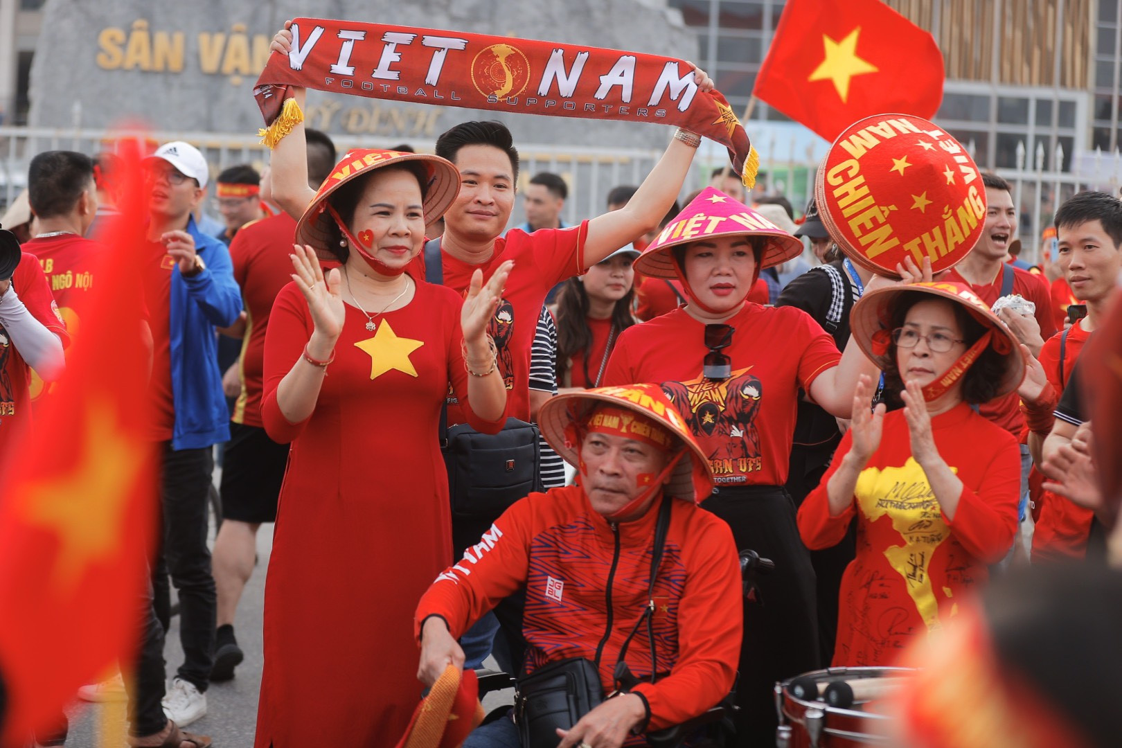 Không khí sôi động được các cổ động viên tạo ra.