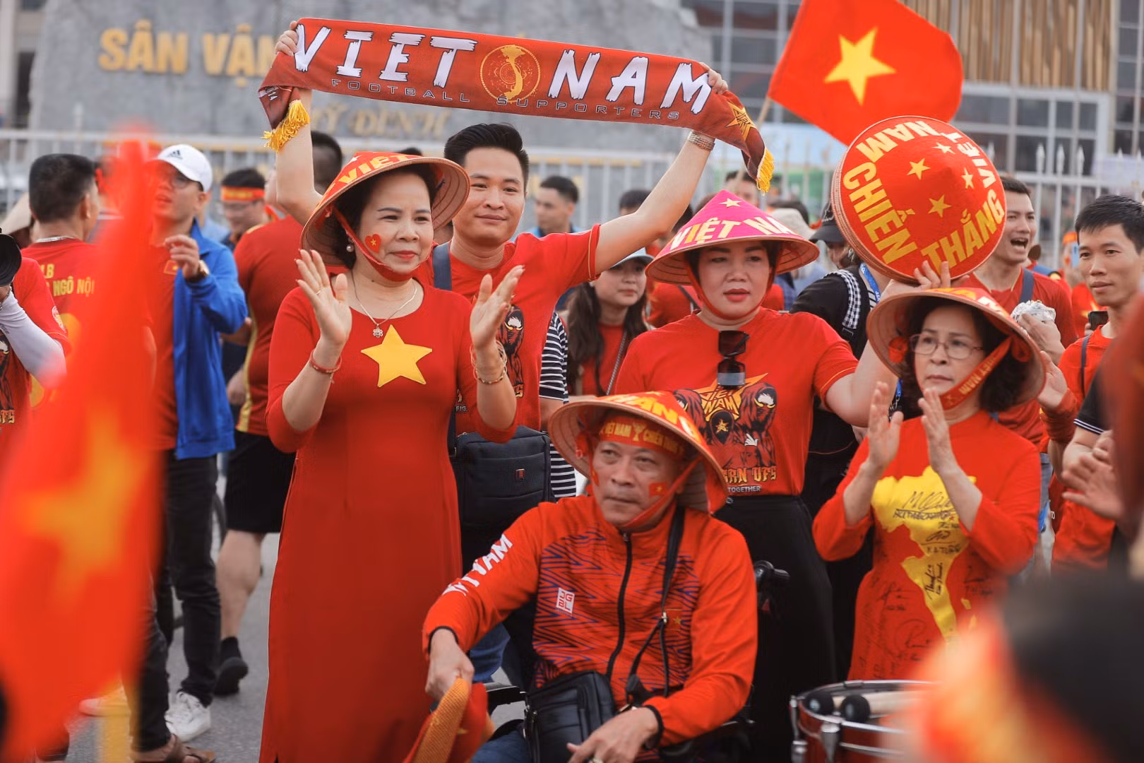 Không khí sôi động được các cổ động viên tạo ra.