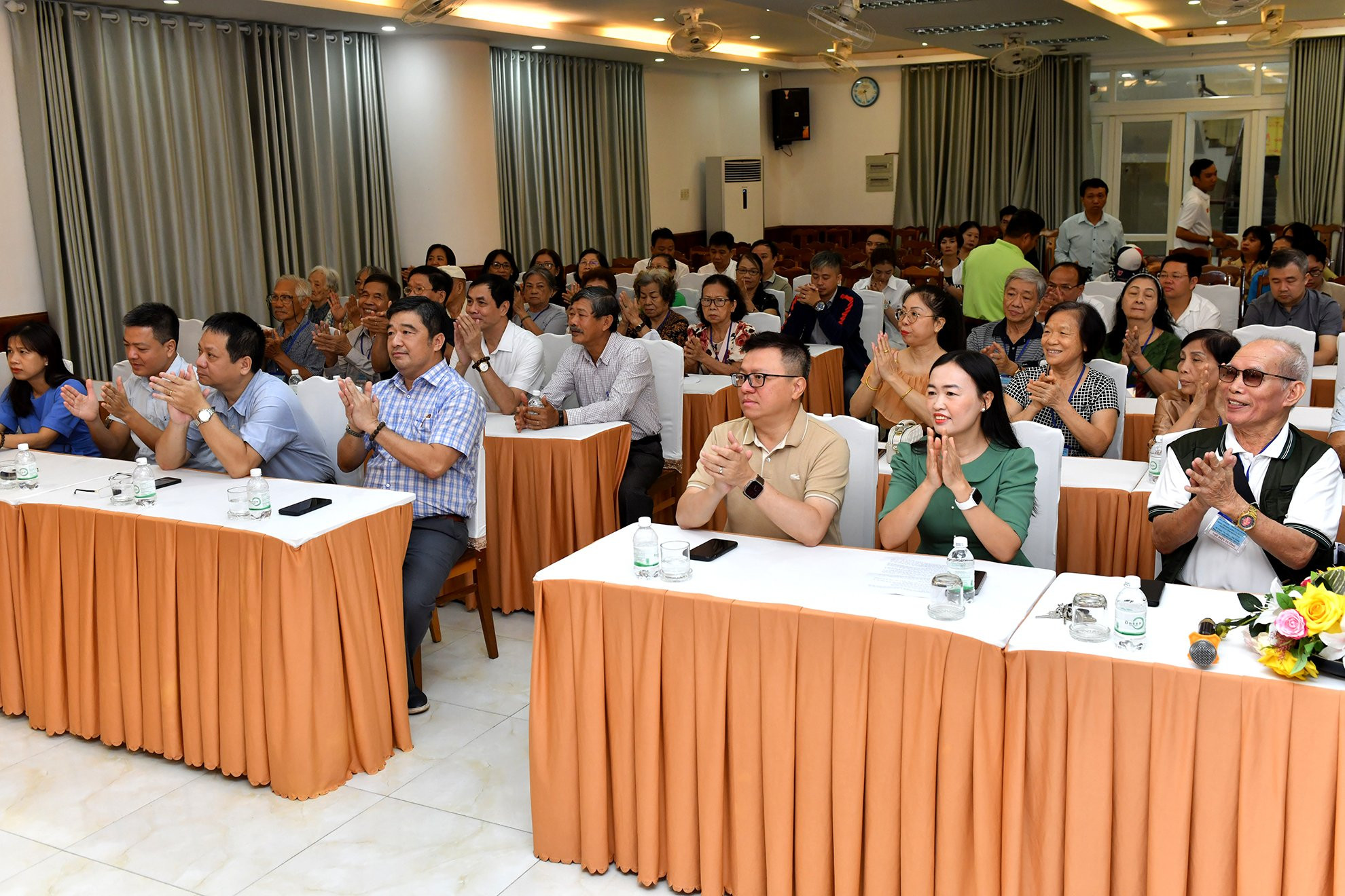 Các đại biểu tham dự buổi trao quà.