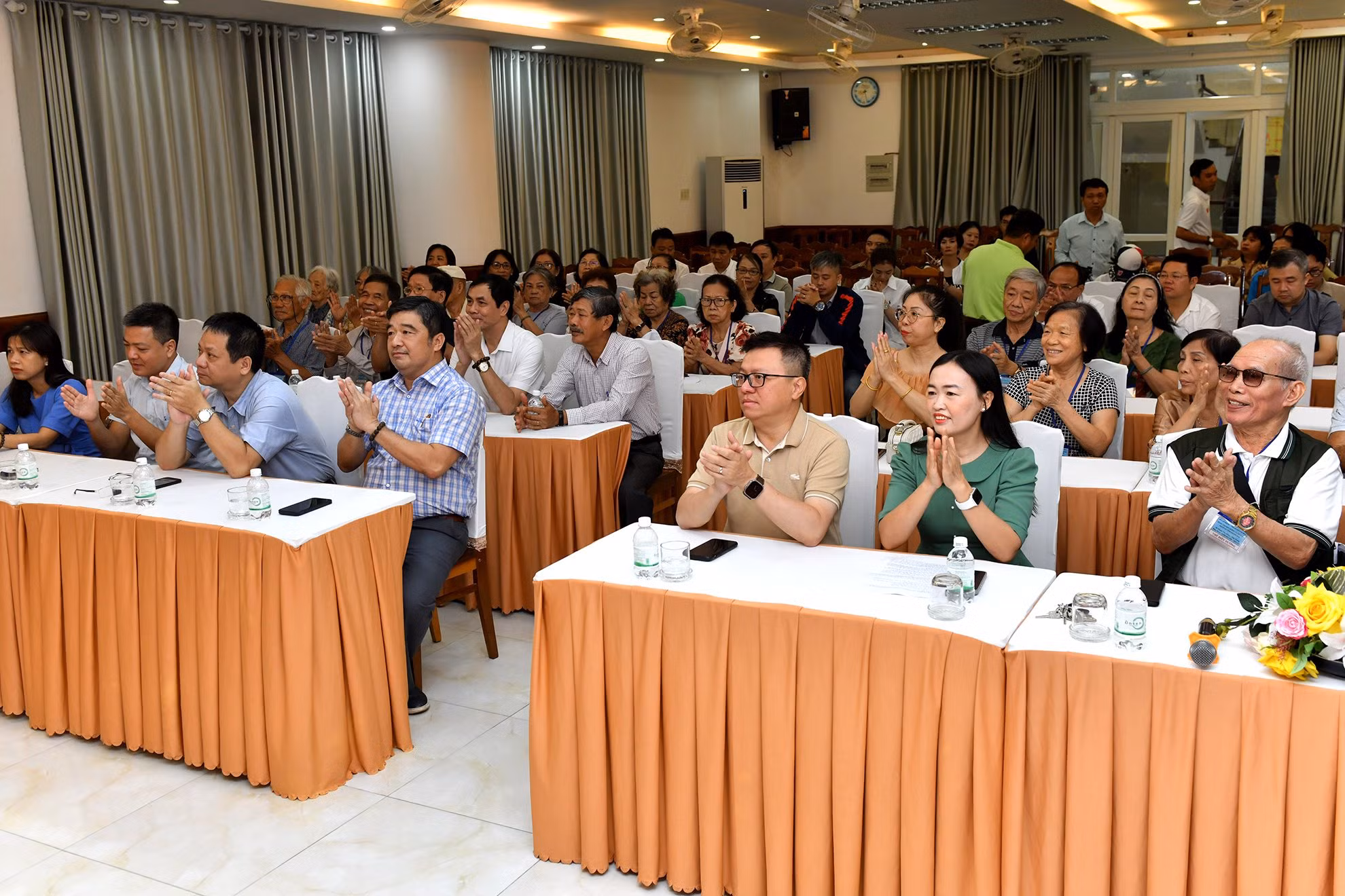 Các đại biểu tham dự buổi trao quà.
