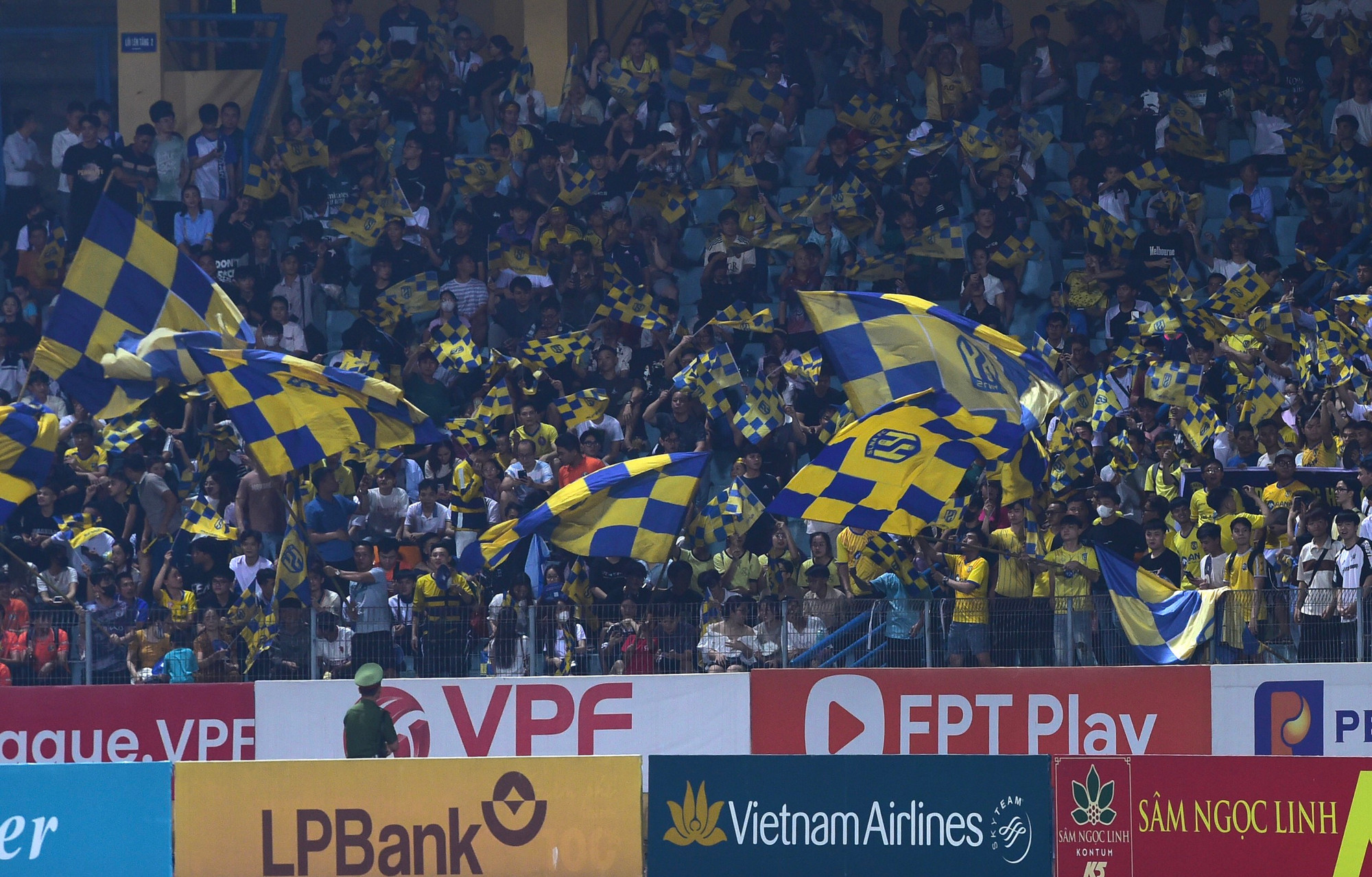 Không khí cuồng nhiệt được các cổ động viên Sông Lam Nghệ An tạo ra.