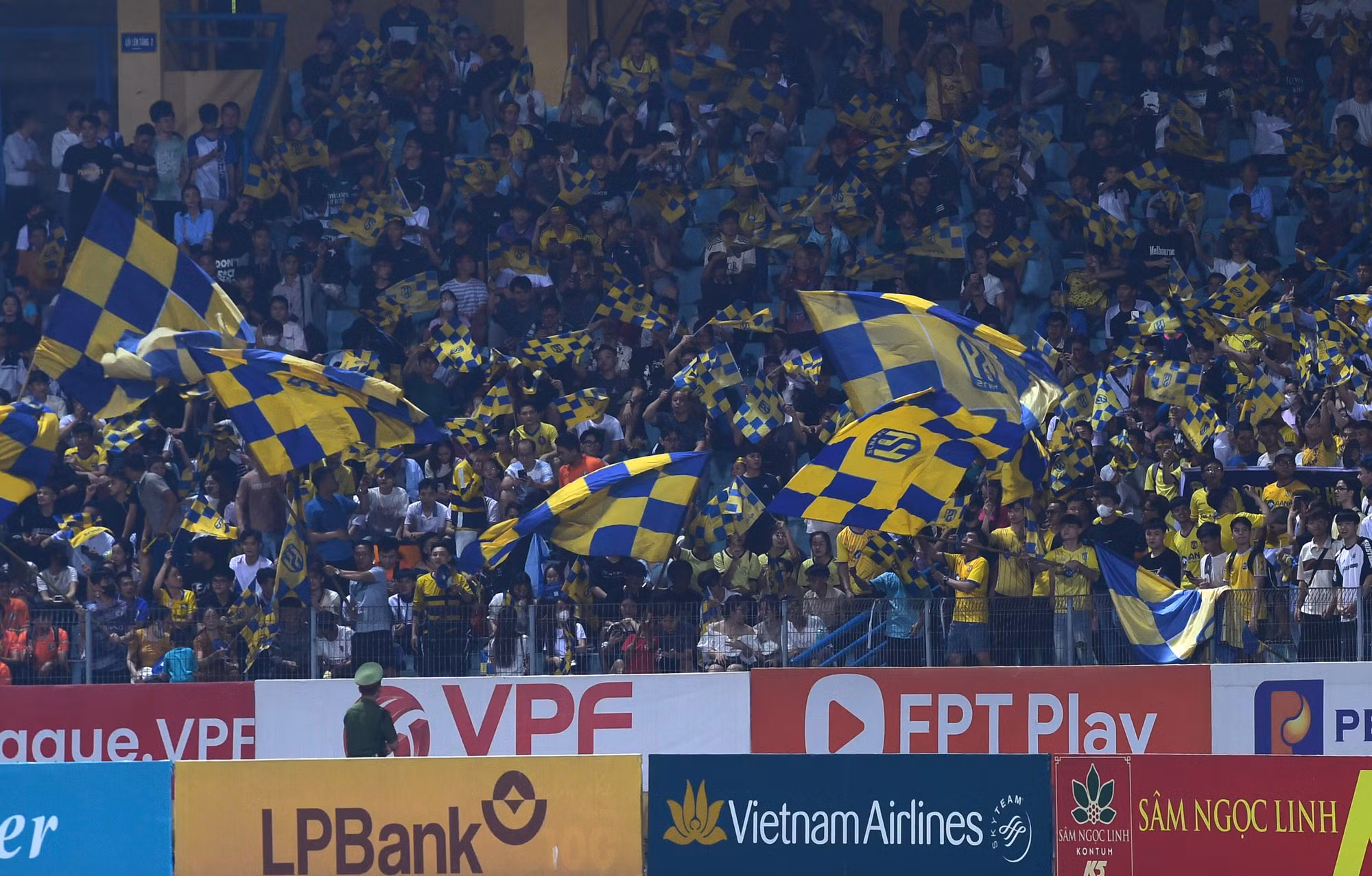 Không khí cuồng nhiệt được các cổ động viên Sông Lam Nghệ An tạo ra.