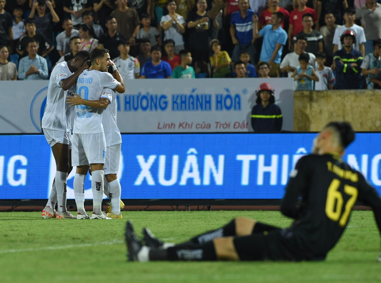 Tiếp tục ở các phút 60 và 70, Trần Văn Công và Rafaelson ghi những bàn thắng quan trọng để nâng tỷ số lên 3-0 cho Thép Xanh Nam Định.