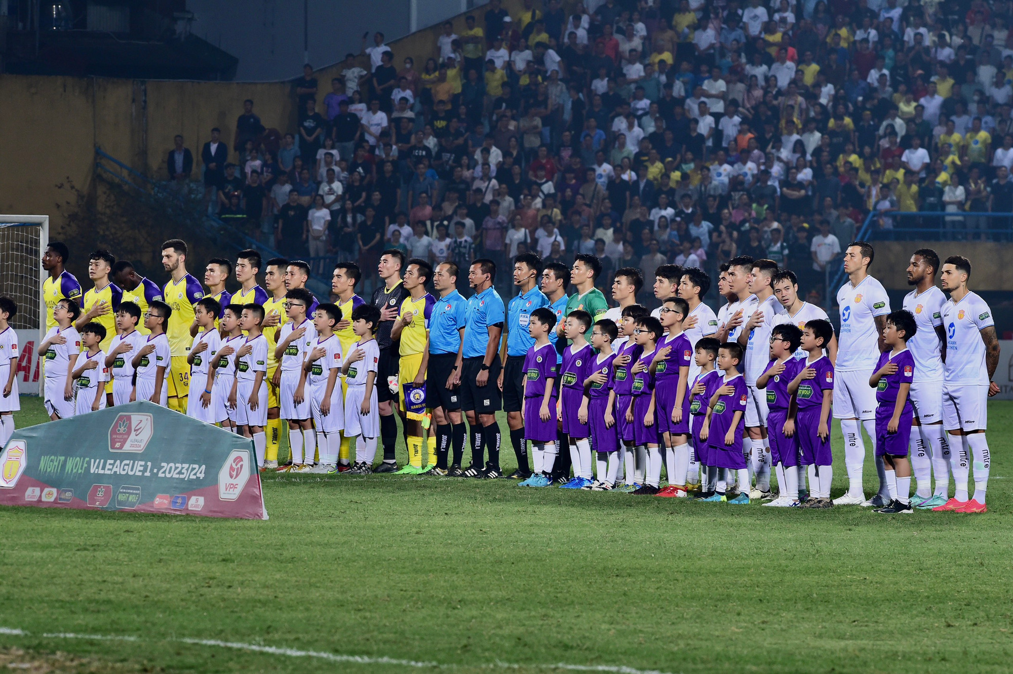 Hai đội thực hiện nghi thức chào cờ trang nghiêm trước giờ bóng lăn. Hai đội thực hiện nghi thức chào cờ trang nghiêm trước giờ bóng lăn.