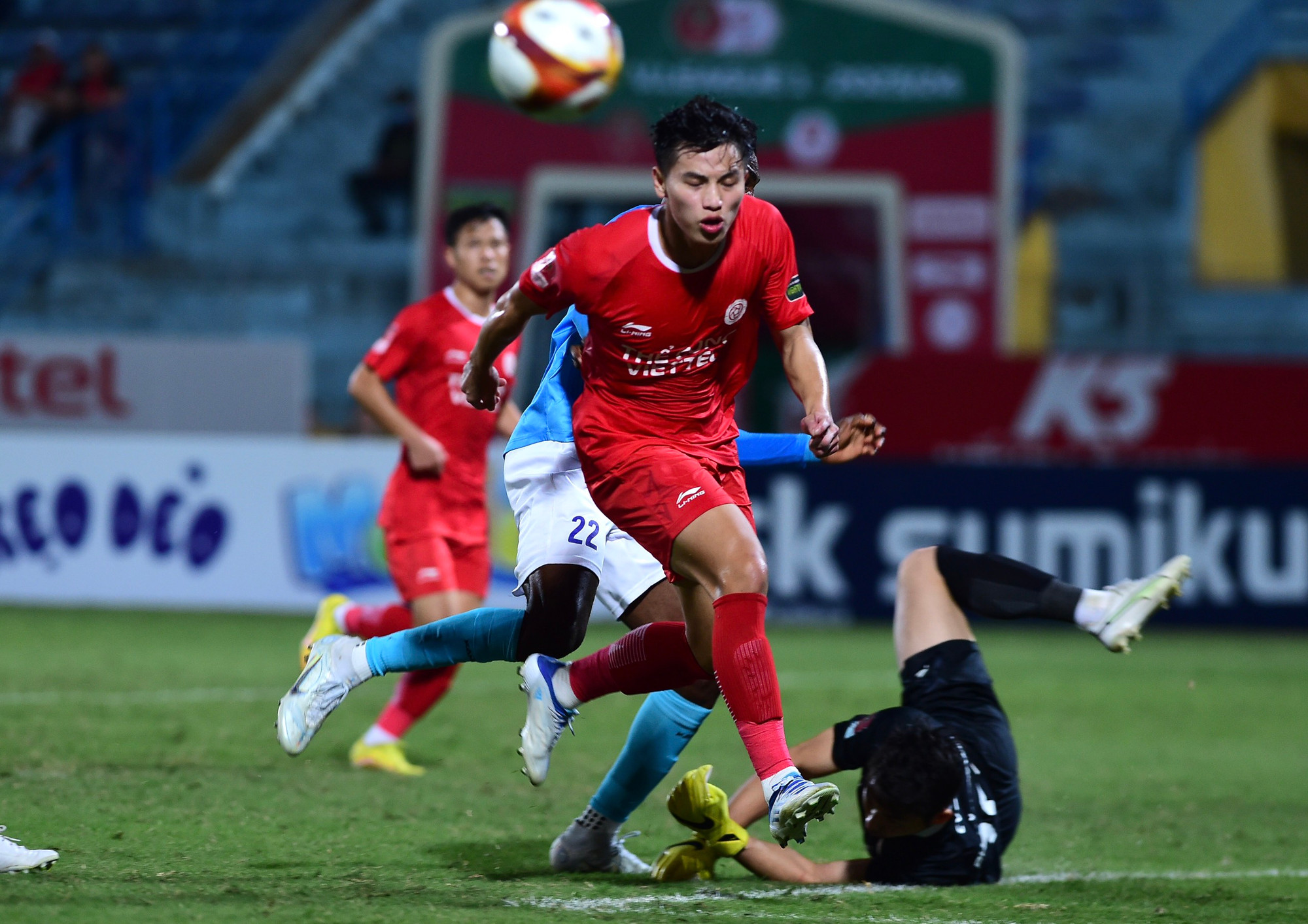 Các cầu thủ Thể Công Viettel bỏ lỡ nhiều cơ hội trong thời gian cuối hiệp 1.