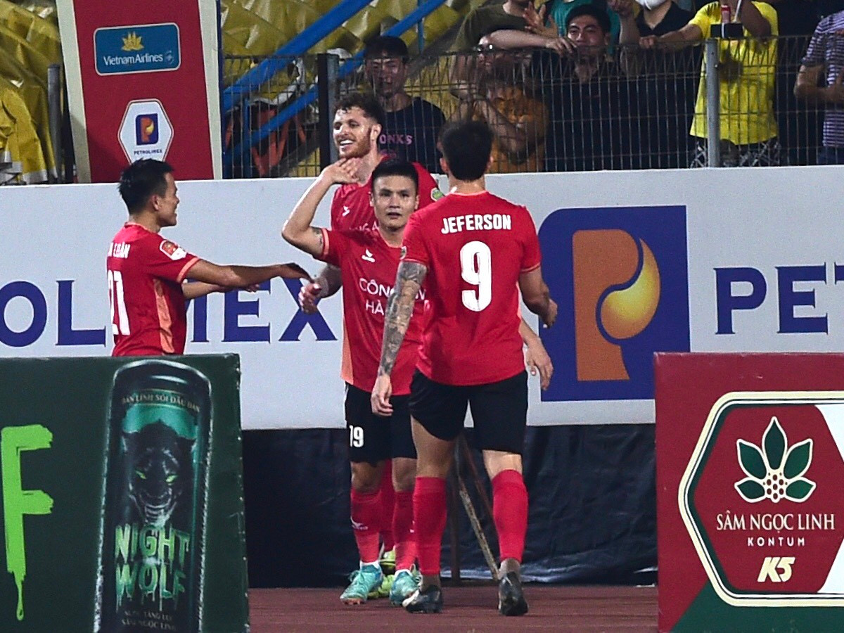 Trước khi trận đấu khép lại, Công an Hà Nội được hưởng pha đá phạt hàng rào ở vị trí sát vòng cấm đội khách. Quang Hải là người thực hiện cú đá căng và chìm tung lưới Sông Lam Nghệ An, ấn định chiến thắng 2-0 cho đội chủ nhà.