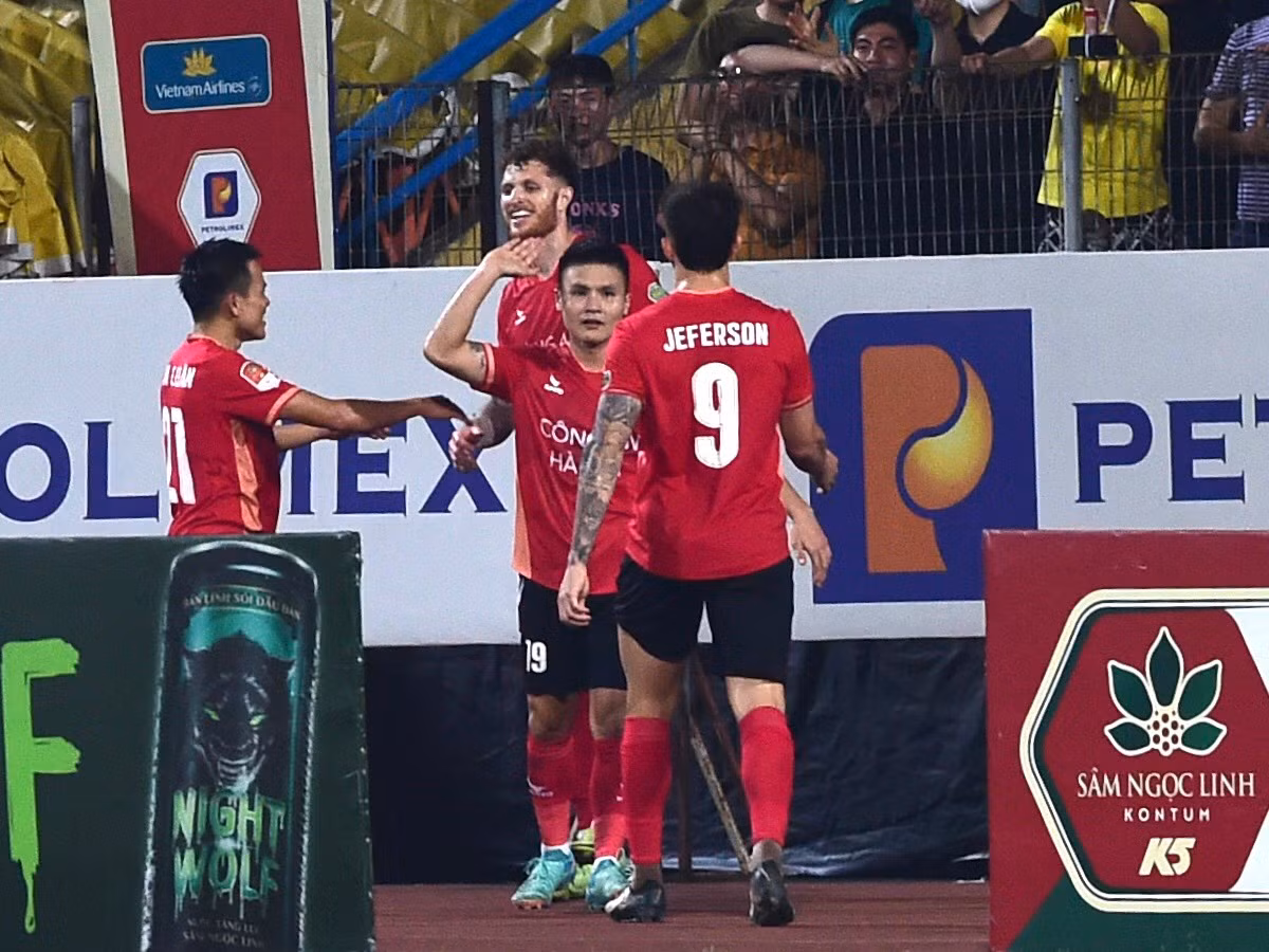 Trước khi trận đấu khép lại, Công an Hà Nội được hưởng pha đá phạt hàng rào ở vị trí sát vòng cấm đội khách. Quang Hải là người thực hiện cú đá căng và chìm tung lưới Sông Lam Nghệ An, ấn định chiến thắng 2-0 cho đội chủ nhà.