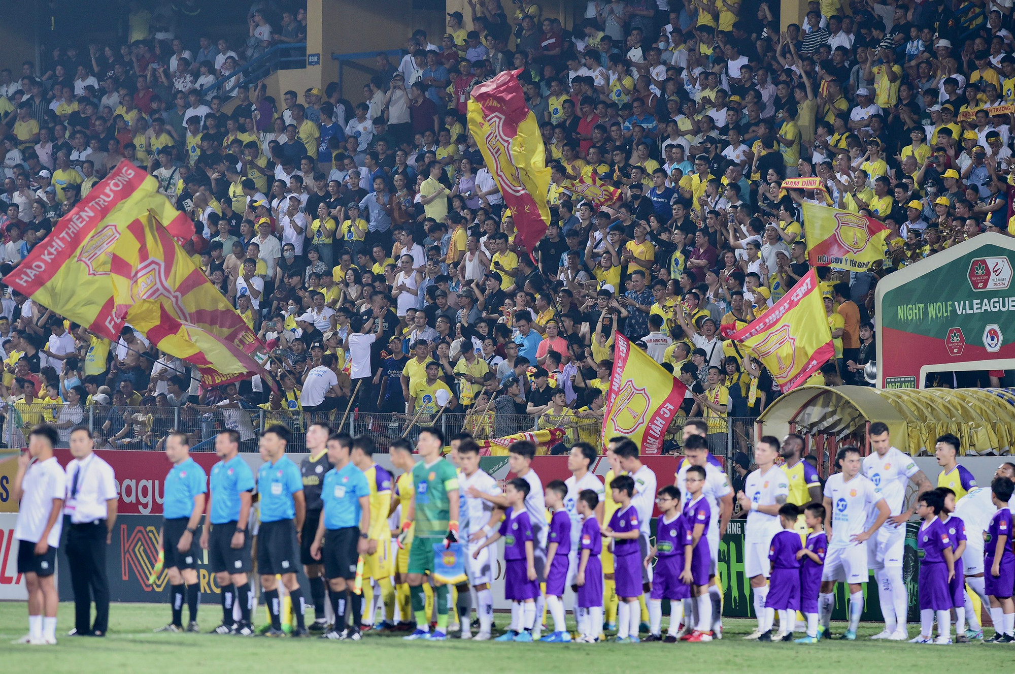 Không khí sôi động được cổ động viên đội khách Nam Định tạo ra. Không khí sôi động được cổ động viên đội khách Nam Định tạo ra.