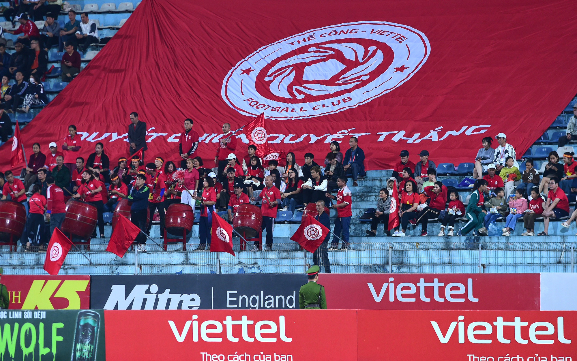 Không khí sôi động của hội cổ động viên Viettel.