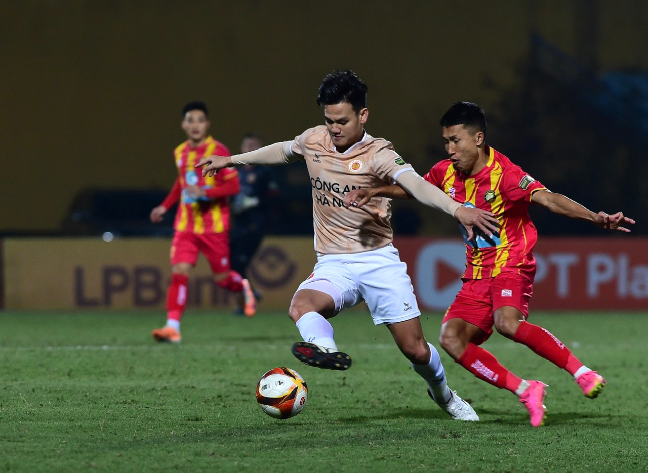 Trận đấu trở nên rất nóng với những pha phạm lỗi của cầu thủ hai đội. Trận đấu trở nên rất nóng với những pha phạm lỗi của cầu thủ hai đội.