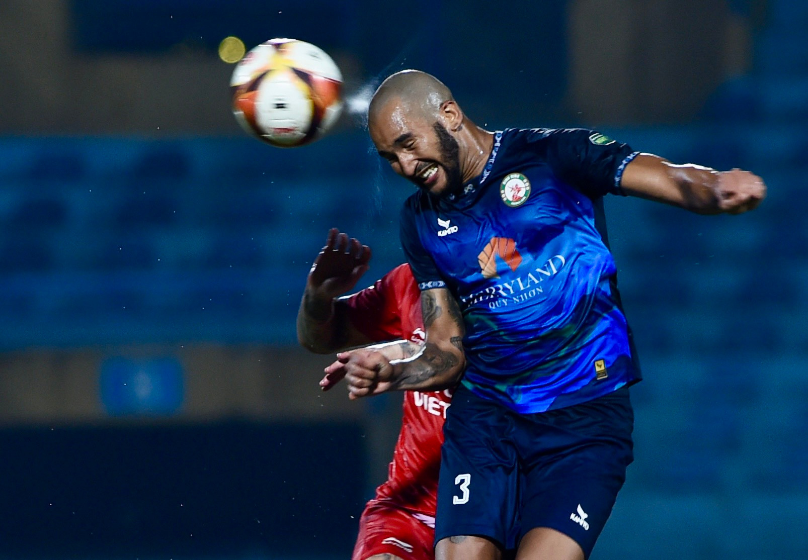 Diễn biến đầu hiệp 2 khá tương tự với hiệp 1 trước đó.