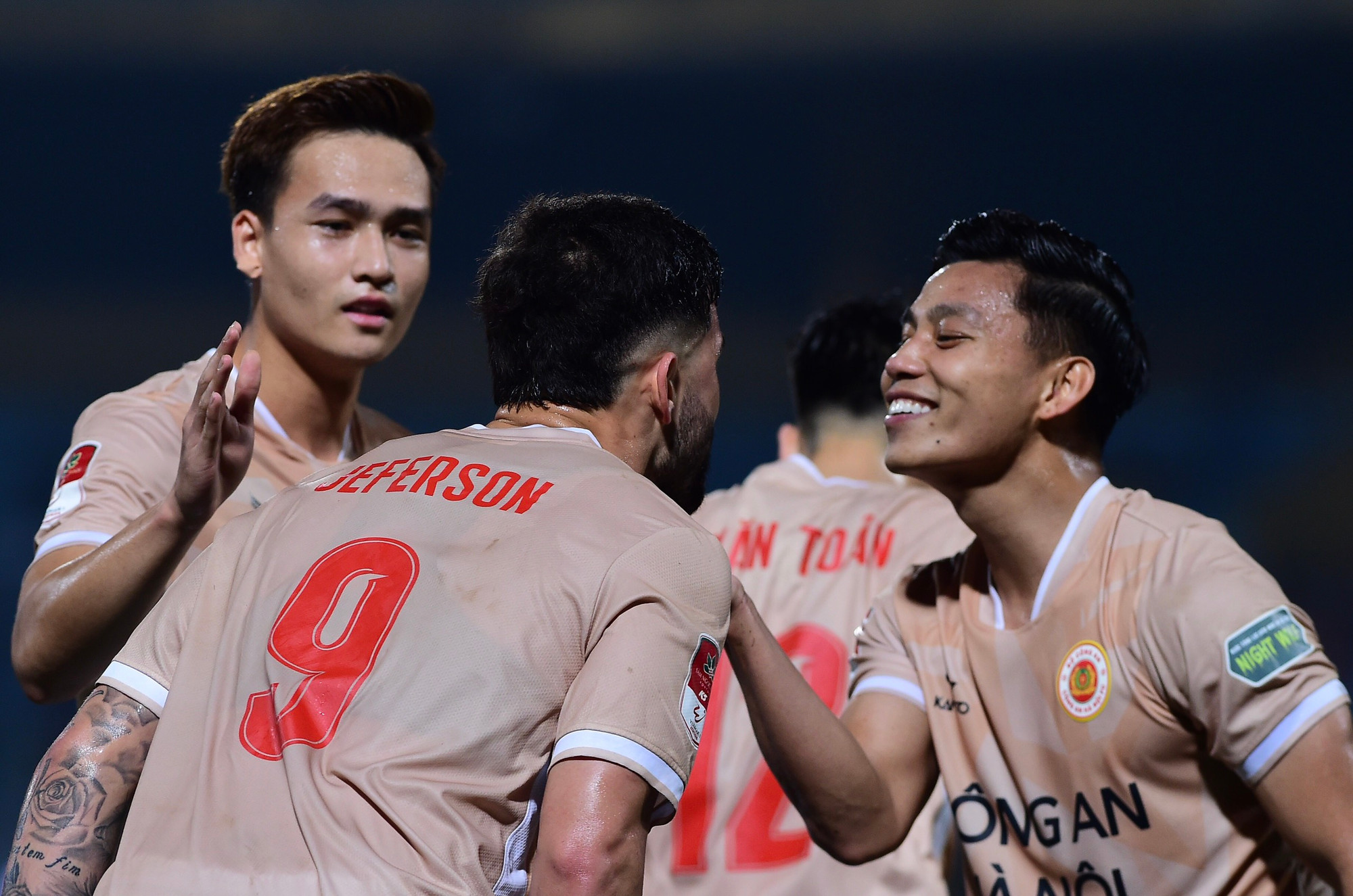 Văn Thanh và Việt Anh ăn mừng cùng Jeferson.