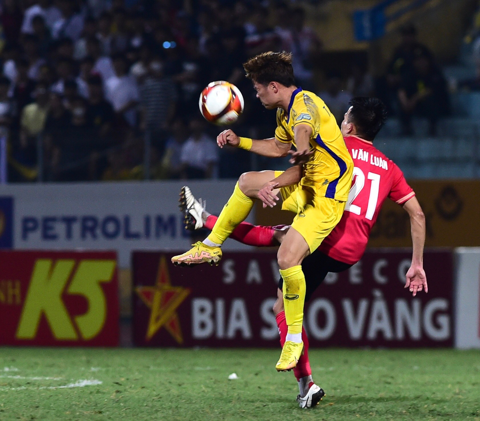 Thế nhưng, cơ hội nguy hiểm đầu tiên thuộc về đội khách.