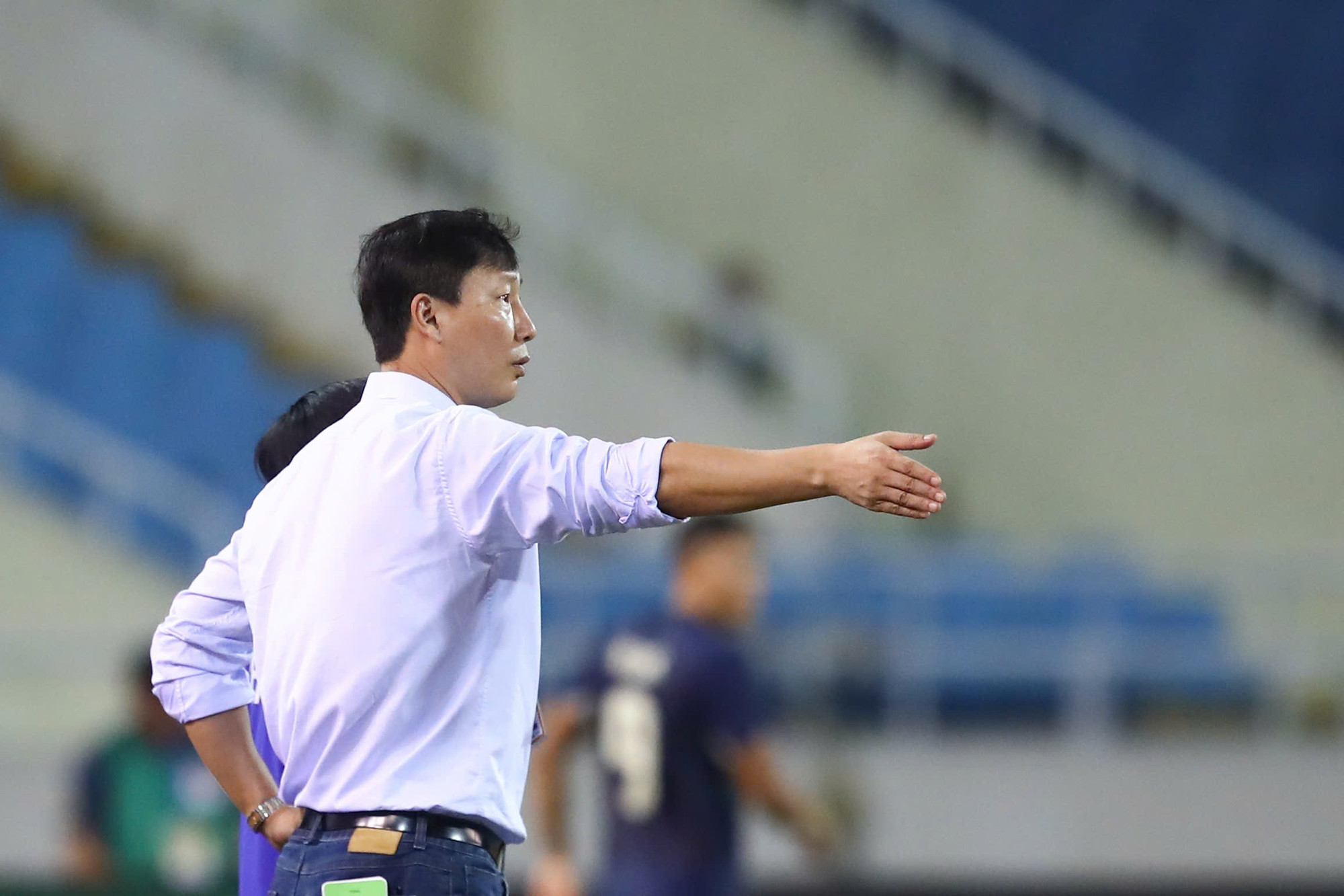 Huấn luyện viên Kim Sang Sik liên tục đưa ra chỉ đạo cho các học trò.