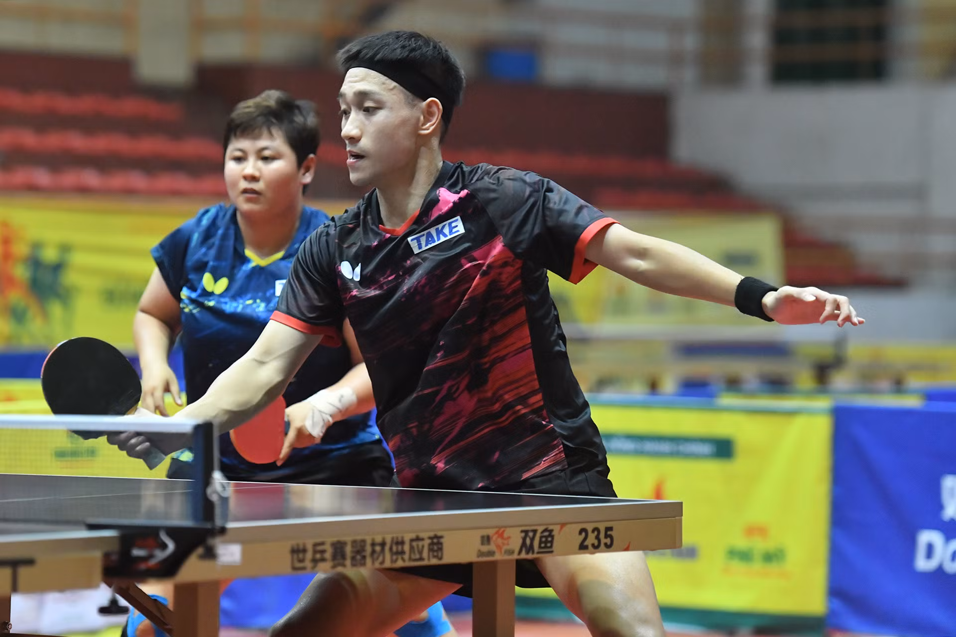 Bộ đôi đương kim vô địch thi đấu ăn ý để thắng tiếp séc thứ hai với tỷ số 11-8.