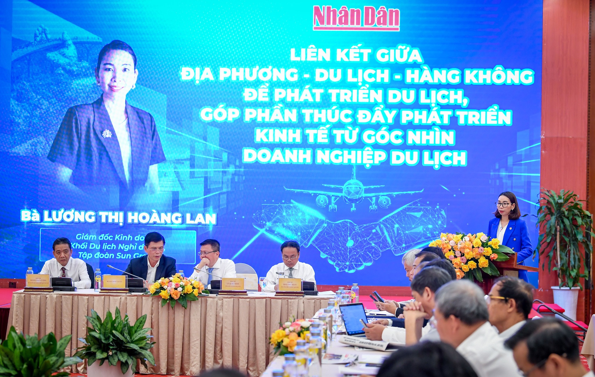 Bà Lương Thị Hoàng Lan, Giám đốc Khối Du lịch Nghỉ dưỡng, Tập đoàn Sun Group trình bày tham luận Liên kết giữa địa phương - du lịch - hàng không để phát triển du lịch, góp phần thúc đẩy phát triển kinh tế từ góc nhìn doanh nghiệp du lịch.