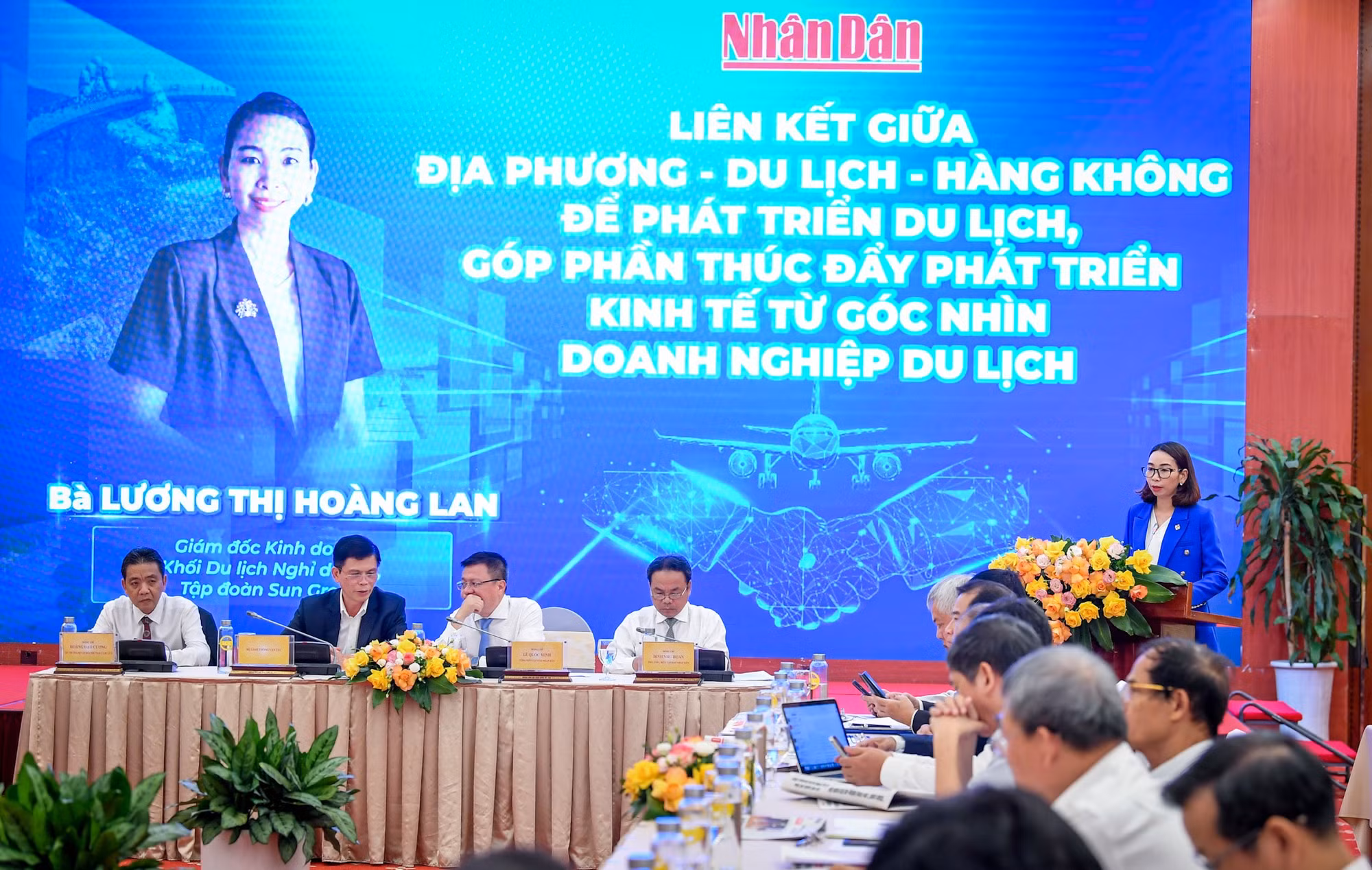 Bà Lương Thị Hoàng Lan, Giám đốc Khối Du lịch Nghỉ dưỡng, Tập đoàn Sun Group trình bày tham luận Liên kết giữa địa phương - du lịch - hàng không để phát triển du lịch, góp phần thúc đẩy phát triển kinh tế từ góc nhìn doanh nghiệp du lịch.
