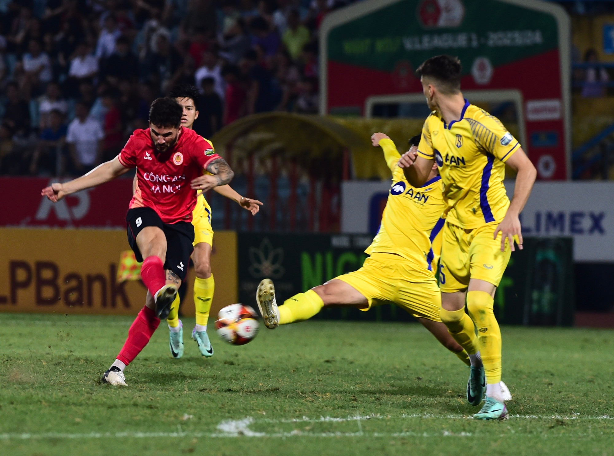 Không chỉ có lợi thế sân nhà, Công an Hà Nội được đánh giá cao hơn về mọi mặt so với Sông Lam Nghệ An.