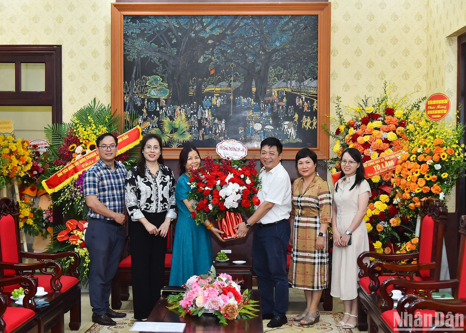 Giám đốc Sở Công thương thành phố Hà Nội Trần Thị Phương Lan gửi lời cảm ơn hoạt động công tác của Báo Nhân Dân nhân dịp 21/6.