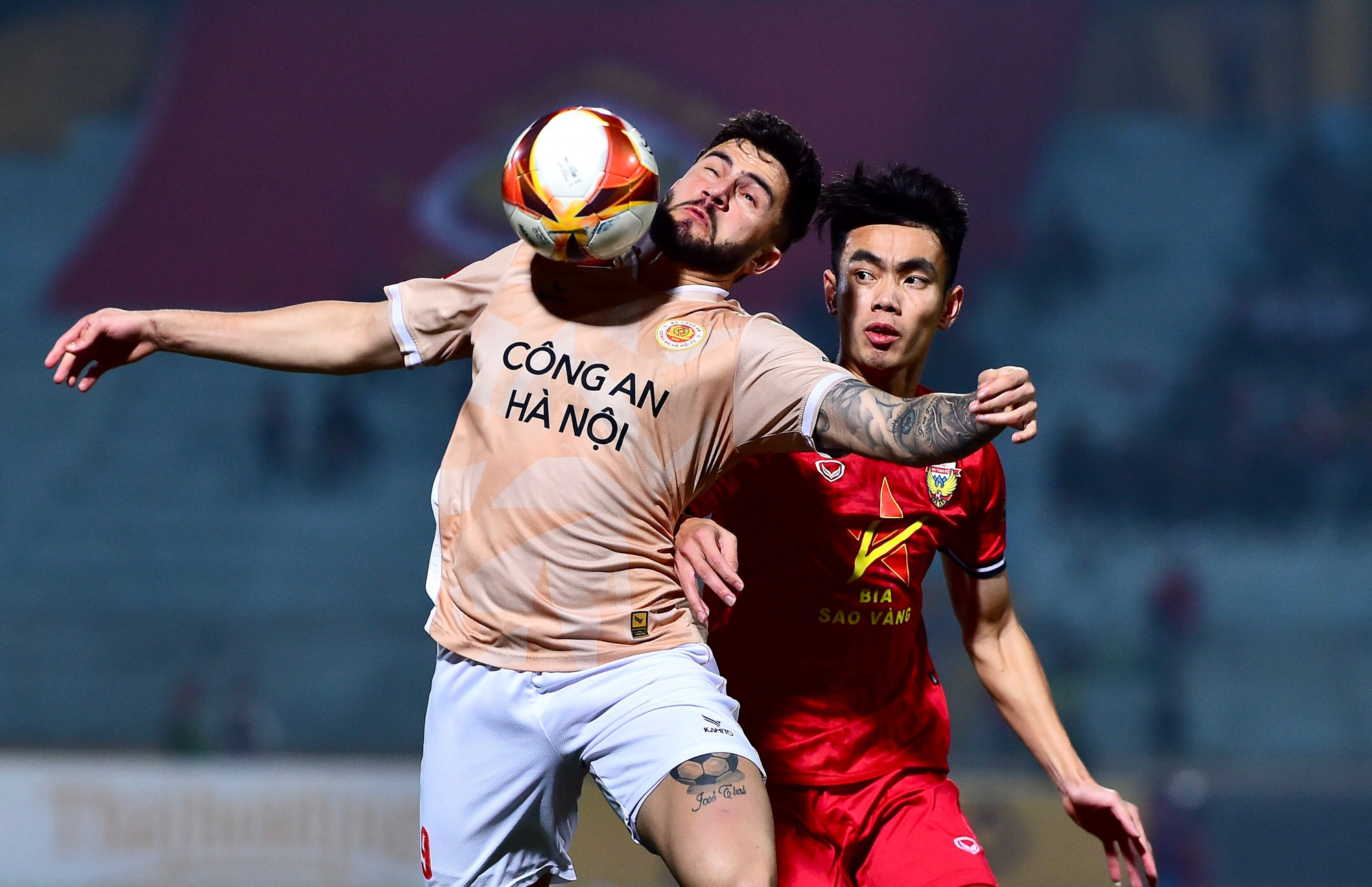 Các cầu thủ Công an Hà Nội ép sân ngay sau khi bóng lăn.