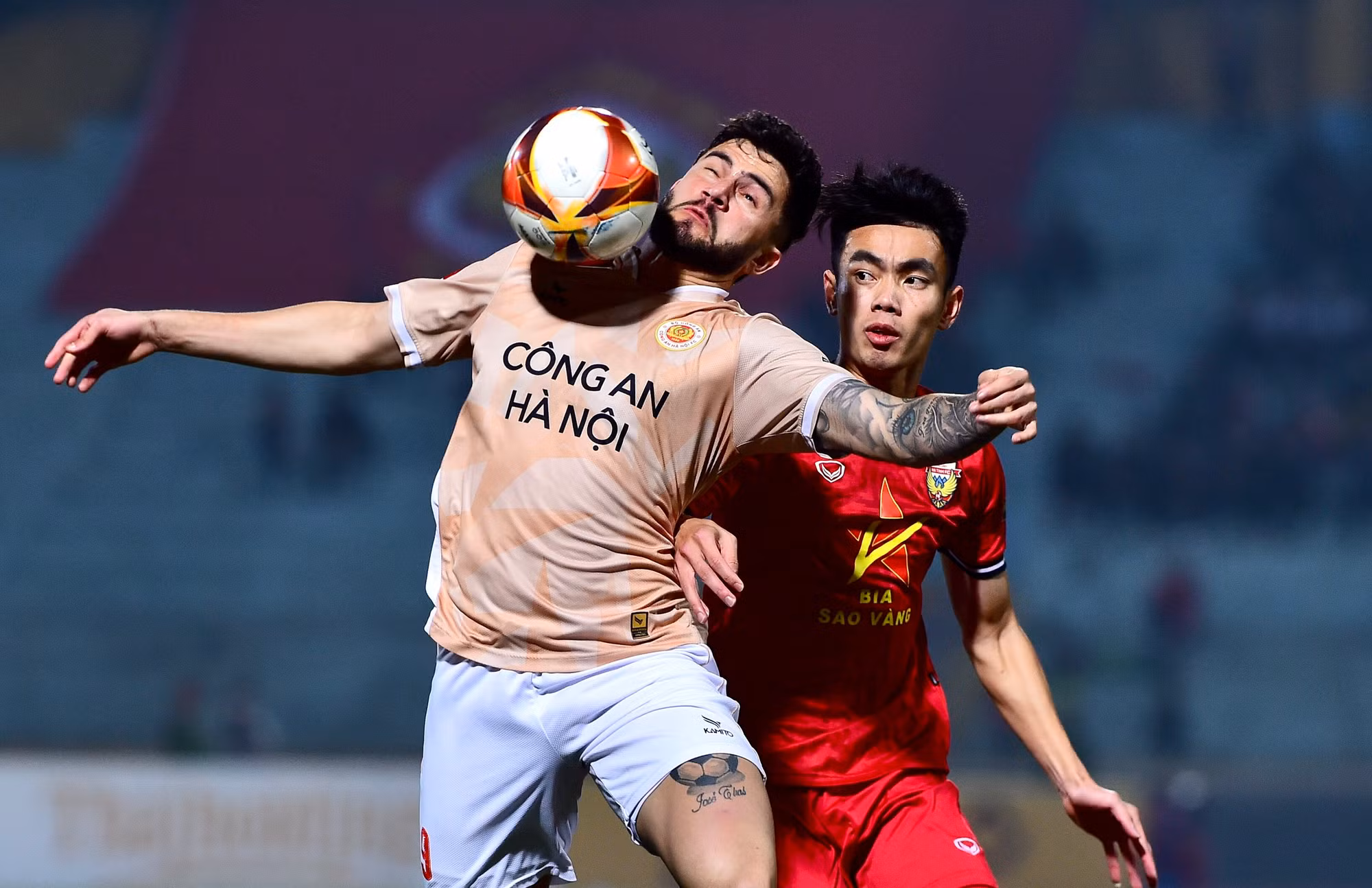 Các cầu thủ Công an Hà Nội ép sân ngay sau khi bóng lăn.