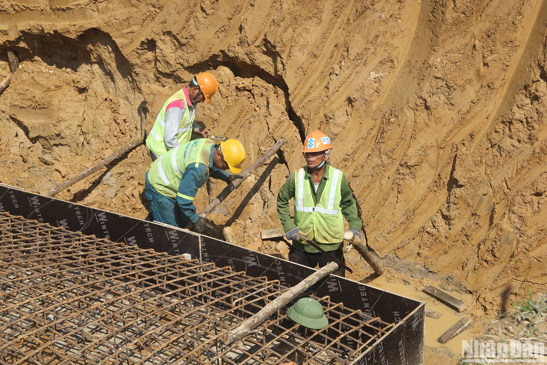 Các công nhân miệt mài làm việc dưới cái nắng, cái mưa thất thường của thời tiết đầu năm.