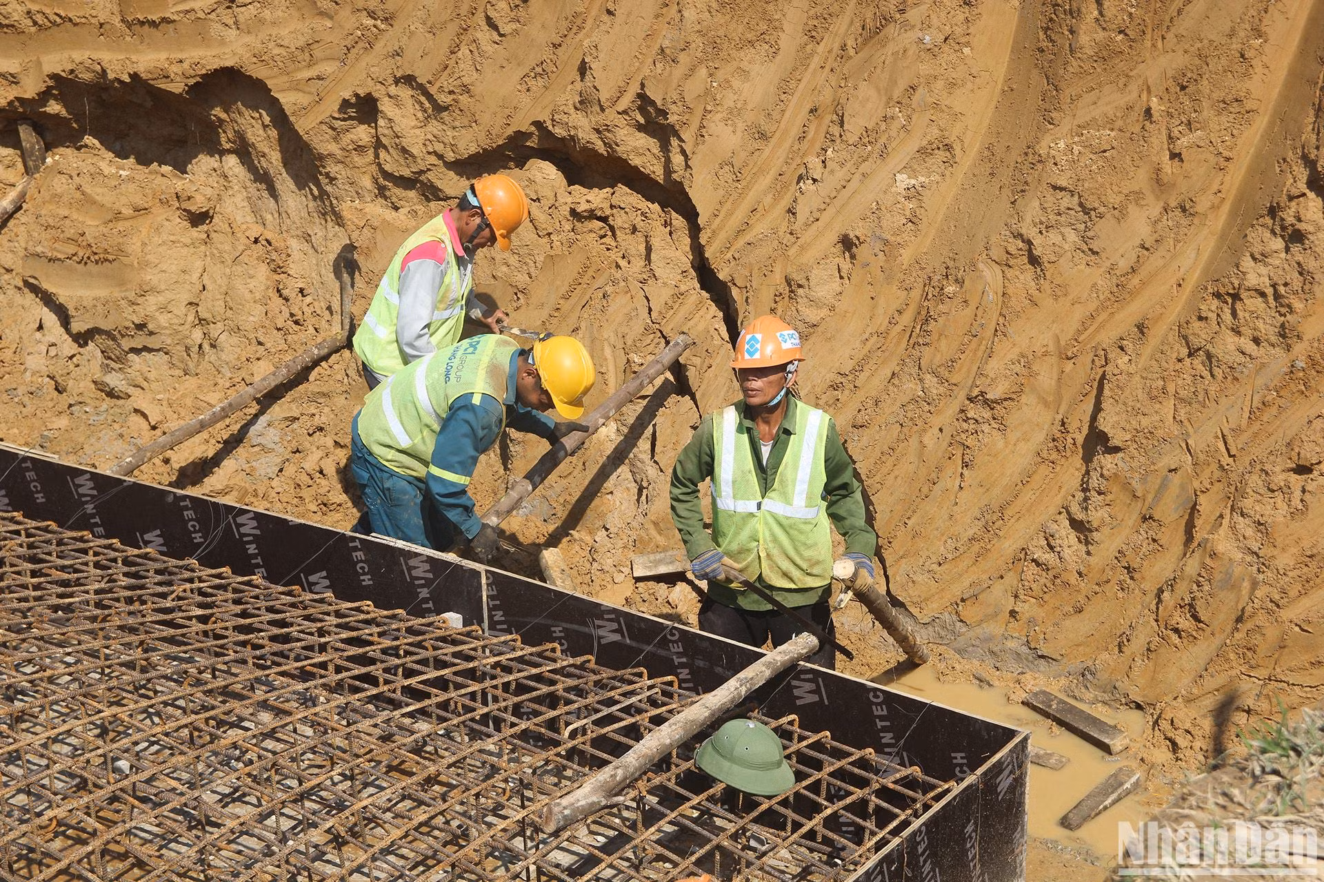 Các công nhân miệt mài làm việc dưới cái nắng, cái mưa thất thường của thời tiết đầu năm.