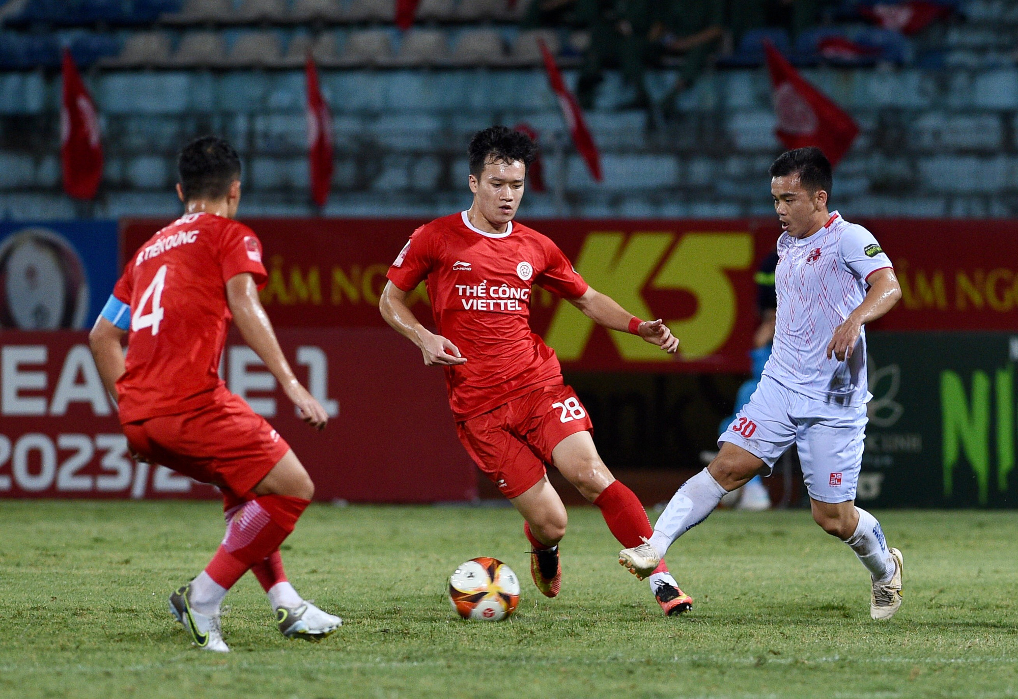 Sau khi bị dẫn bàn khá sớm, các cầu thủ Thể Công Viettel nhanh chóng lấy lại tinh thần để tổ chức tấn công.