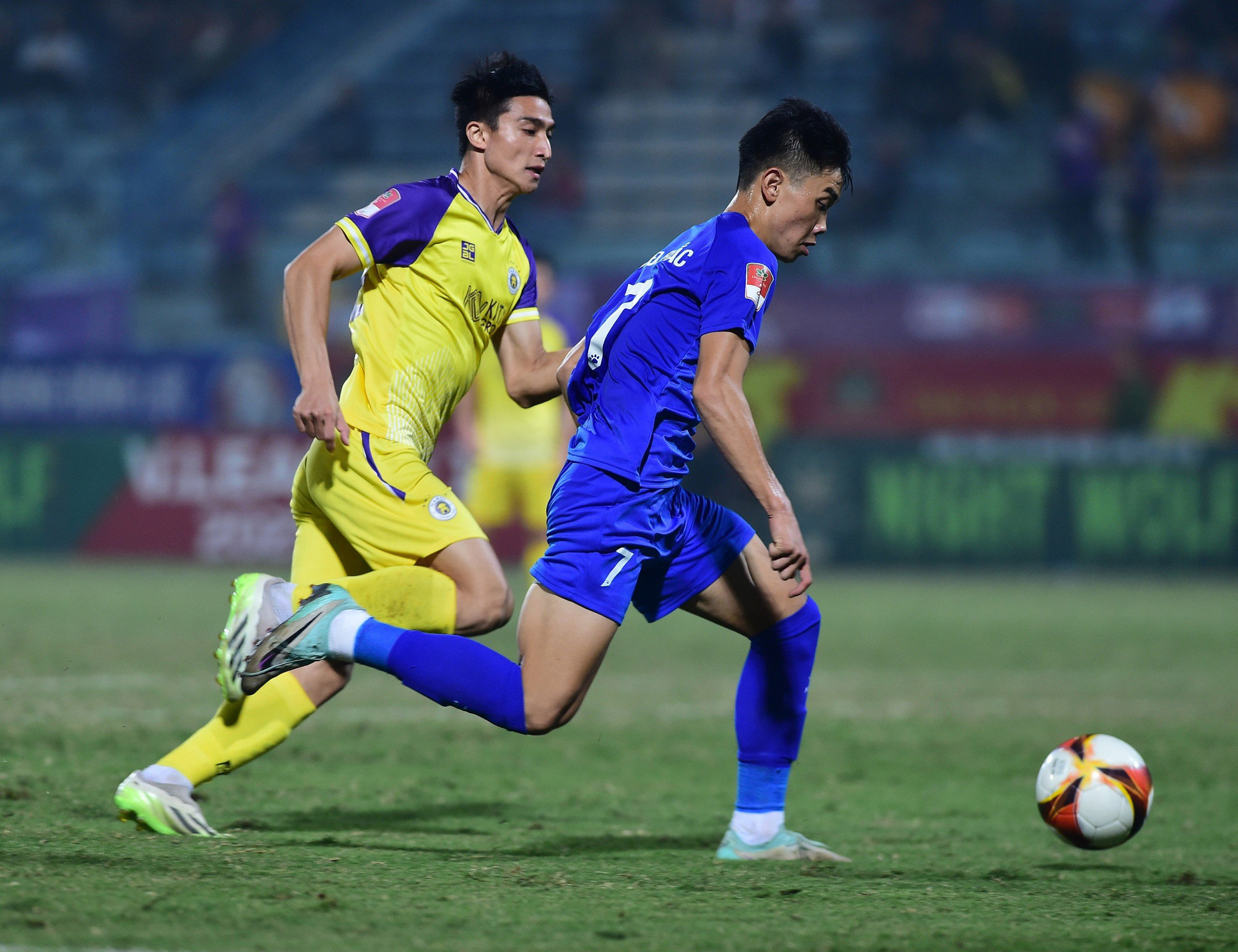 Sau khi Đình Bắc và vài cầu thủ khác được thay vào sân đã tạo ra một số tình huống nguy hiểm trước khung thành thủ môn Quan Văn Chuẩn. Phút 65, đội khách có bàn rút ngắn tỷ số còn 1-3. Tiền đạo vào sân thay người Hoàng Vũ Samson dứt điểm quyết đoán đánh bại thủ môn Văn Chuẩn.