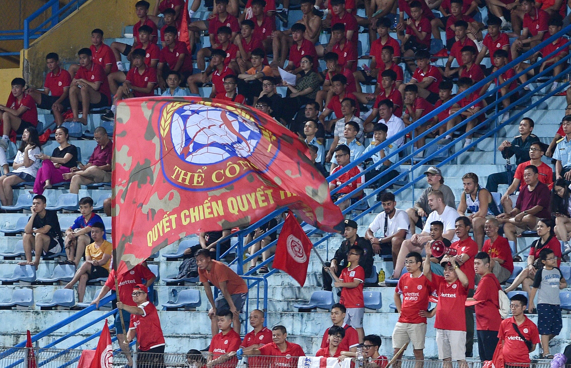 Hội cổ động viên Thể Công Viettel có mặt tại sân Hàng Đẫy tối 30/5.
