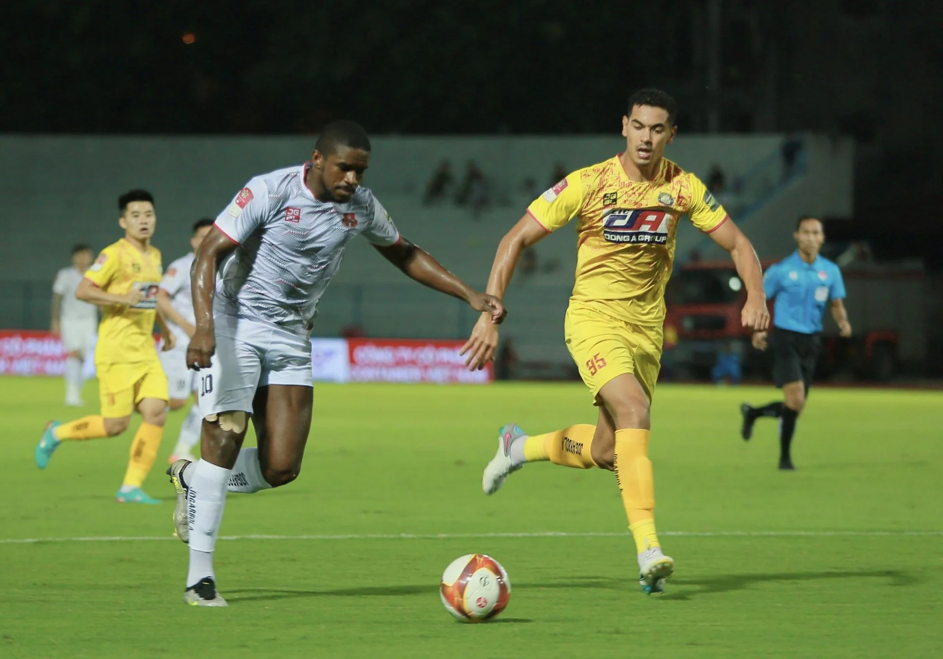 Hải Phòng (áo trắng) và Thanh Hóa là những đội bóng ở V-League hướng đến lối chơi kiểm soát bóng. Hải Phòng (áo trắng) và Thanh Hóa là những đội bóng ở V-League hướng đến lối chơi kiểm soát bóng.