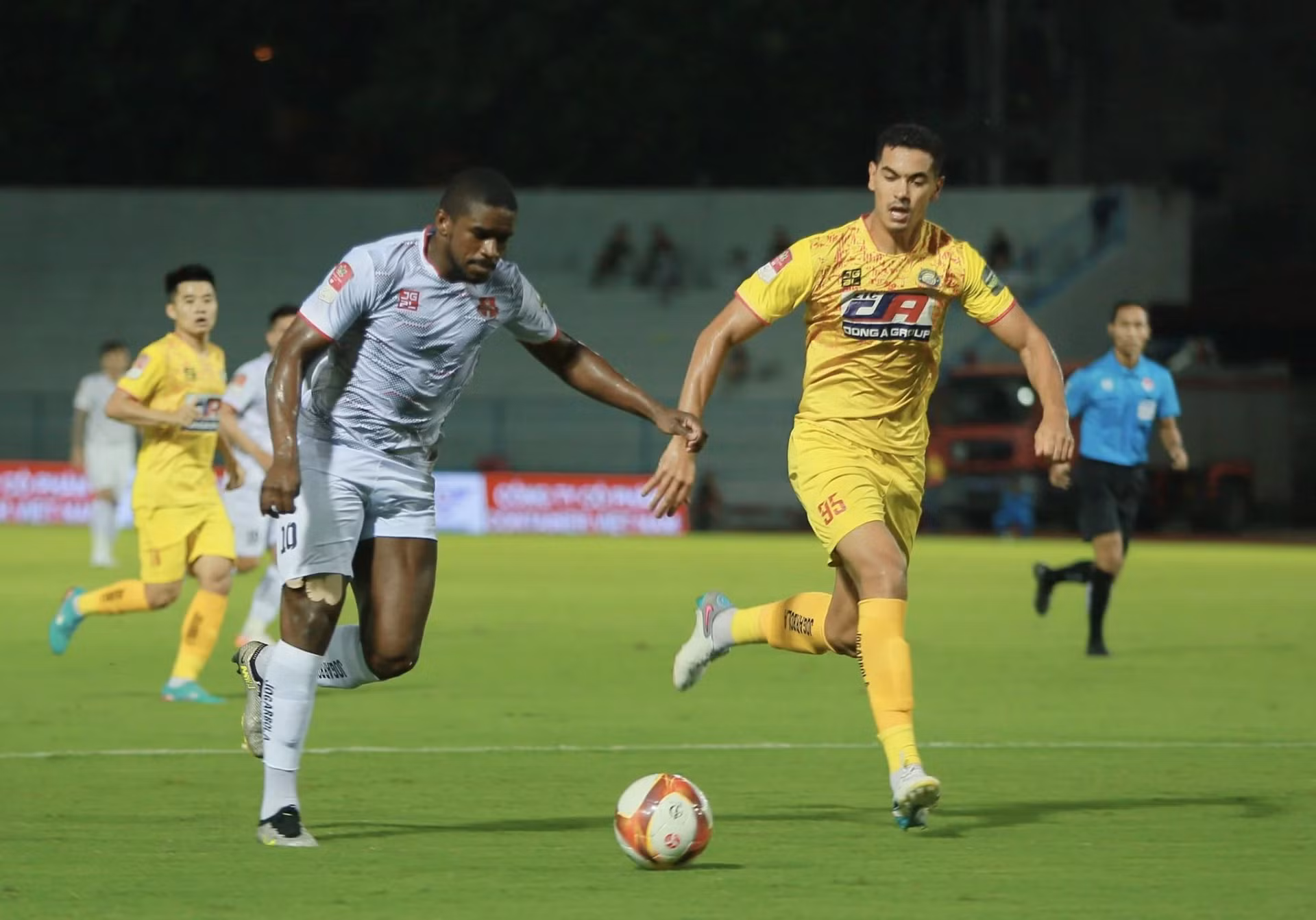 Hải Phòng (áo trắng) và Thanh Hóa là những đội bóng ở V-League hướng đến lối chơi kiểm soát bóng.
