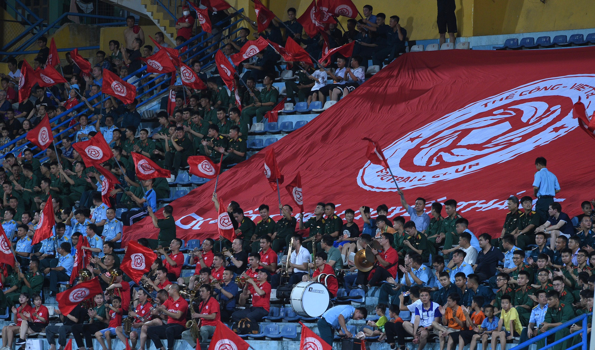 Sắc đỏ và áo lính quen thuộc của cổ động viên Thể Công Viettel.