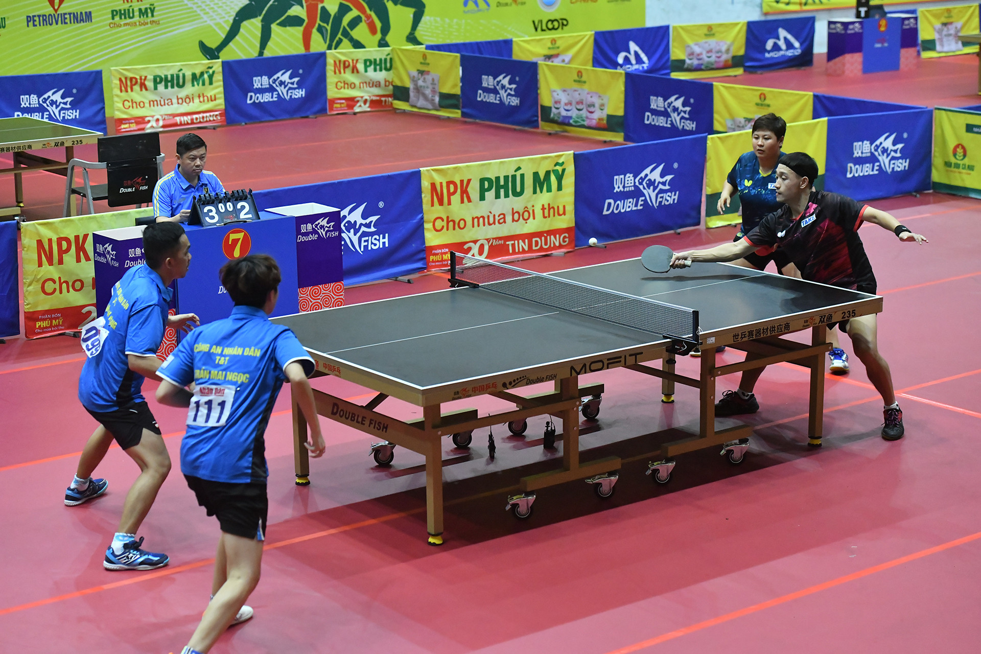 Ở trong những điểm số đầu tiên, cả hai bộ đôi đều nhập cuộc tốt, bám sát nhau từng điểm số. Ở trong những điểm số đầu tiên, cả hai bộ đôi đều nhập cuộc tốt, bám sát nhau từng điểm số.