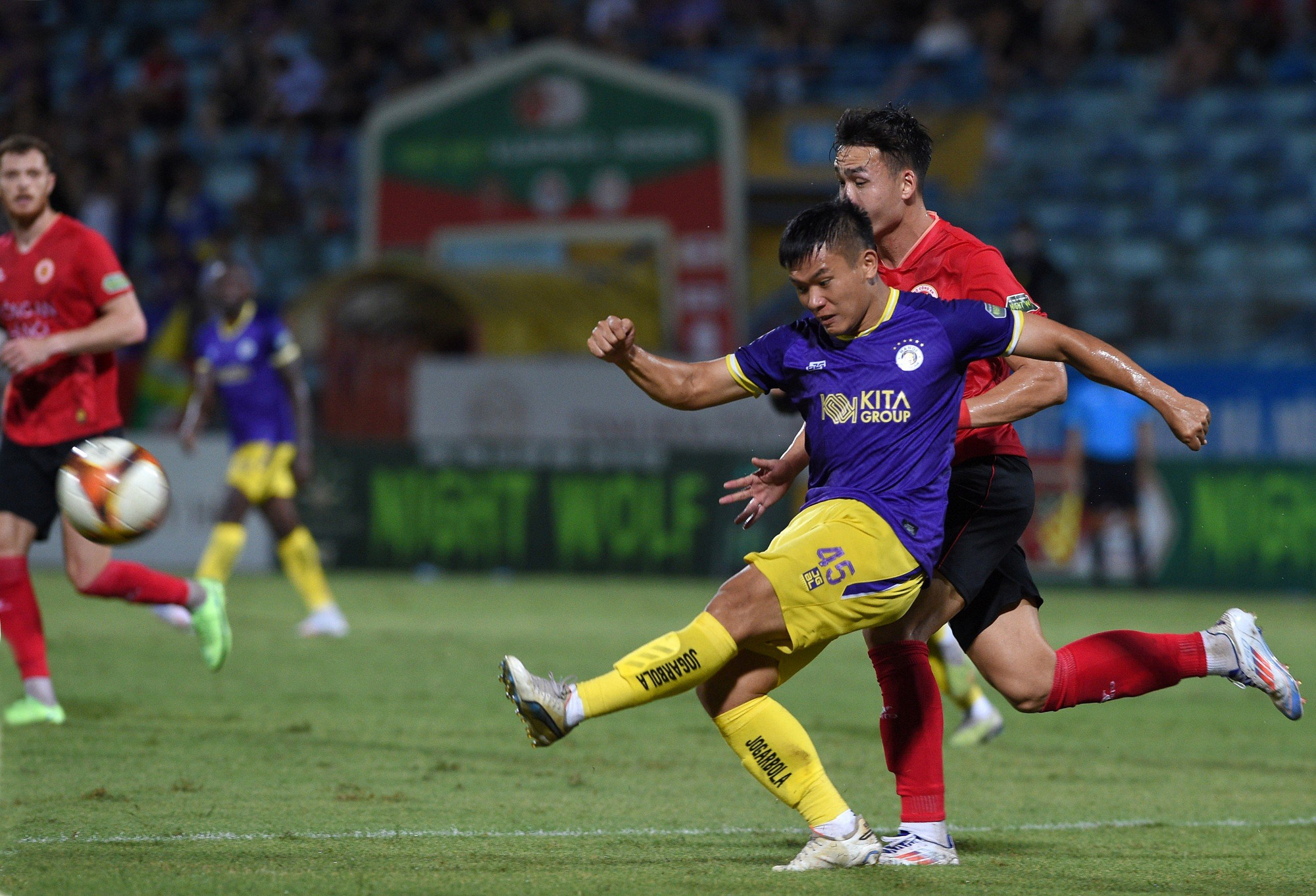 Hà Nội cũng tạo ra một số tình huống nguy hiểm. Hà Nội cũng tạo ra một số tình huống nguy hiểm.