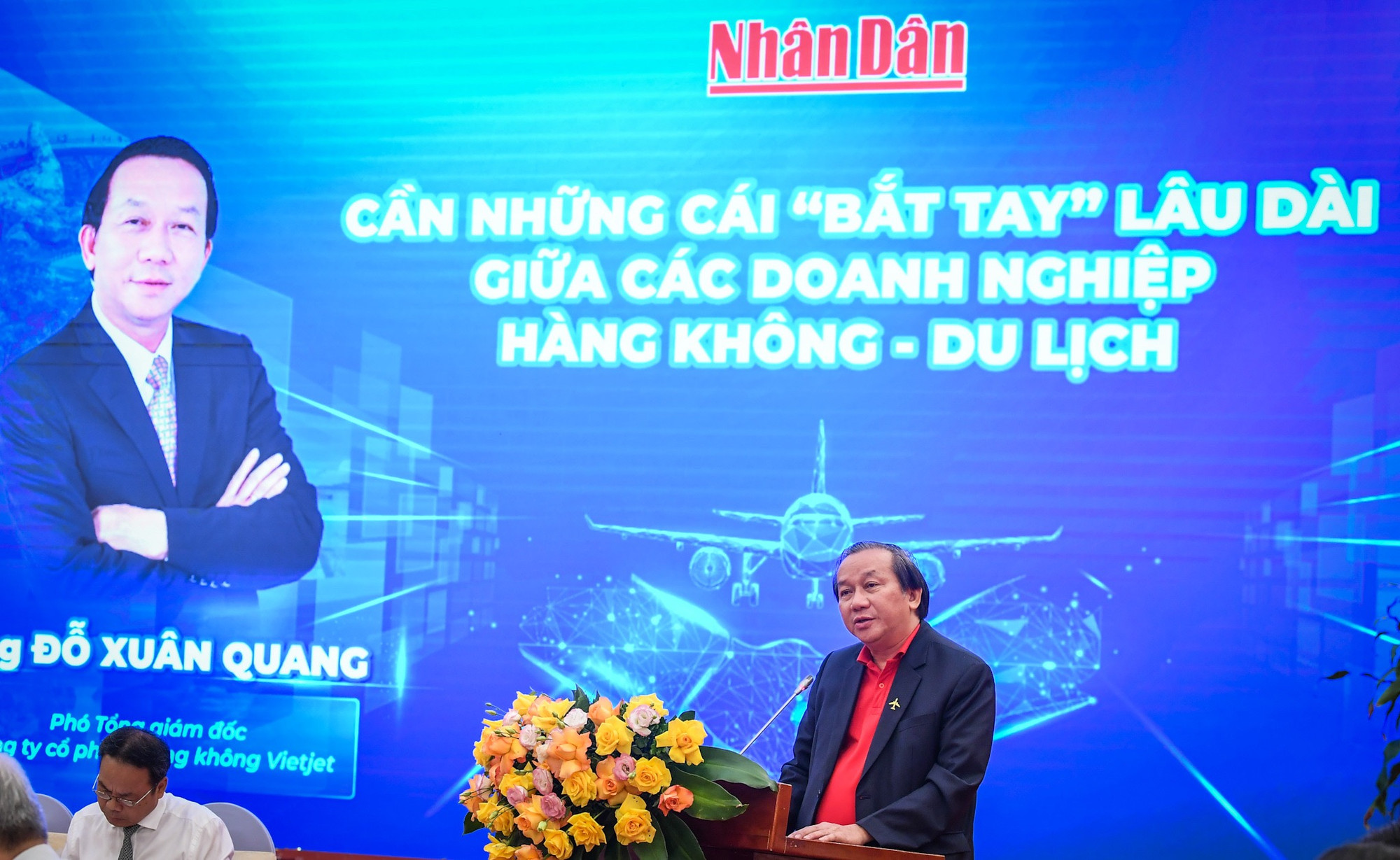 Ông Đỗ Xuân Quang, Phó Tổng giám đốc Công ty Cổ phần hàng không Vietjet trình bày tham luận Cần những cái "bắt tay" lâu dài giữa doanh nghiệp hàng không - du lịch.