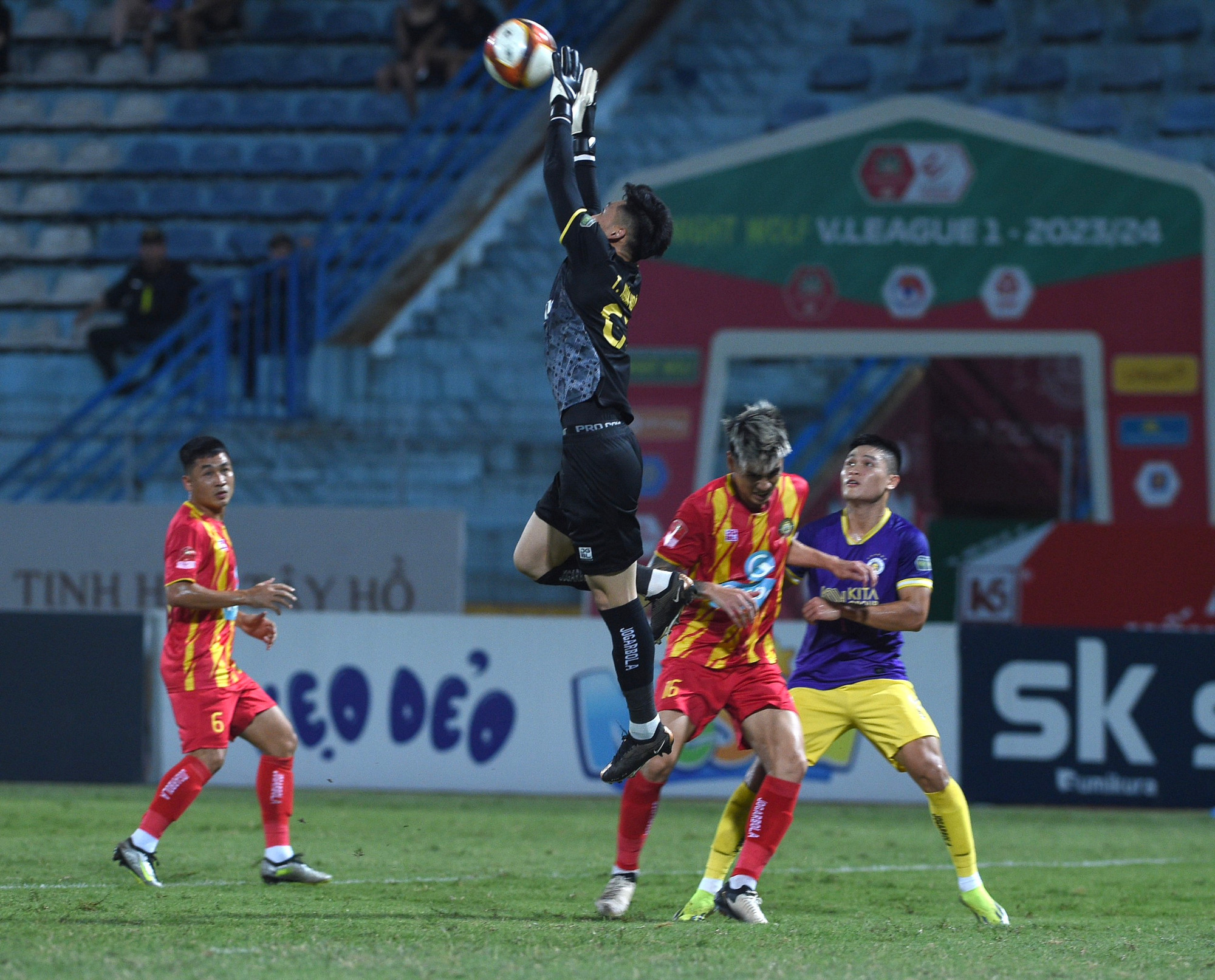 Pha bóng bổng đầy nguy hiểm trước khung thành của thủ thành Xuân Hoàng của Thanh Hoá.