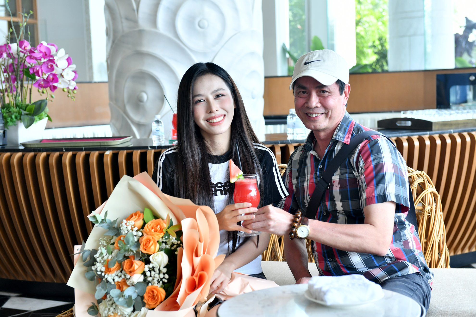 Trưởng Ban Văn hóa-Văn nghệ Báo Nhân Dân, Trưởng Ban Tổ chức giải vô địch bóng bàn quốc gia Báo Nhân Dân đón tiếp Á hậu Lê Nguyễn Ngọc Hằng.