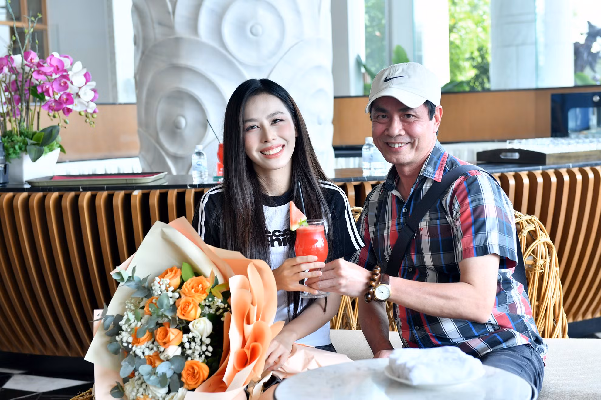 Trưởng Ban Văn hóa-Văn nghệ Báo Nhân Dân, Trưởng Ban Tổ chức giải vô địch bóng bàn quốc gia Báo Nhân Dân đón tiếp Á hậu Lê Nguyễn Ngọc Hằng.