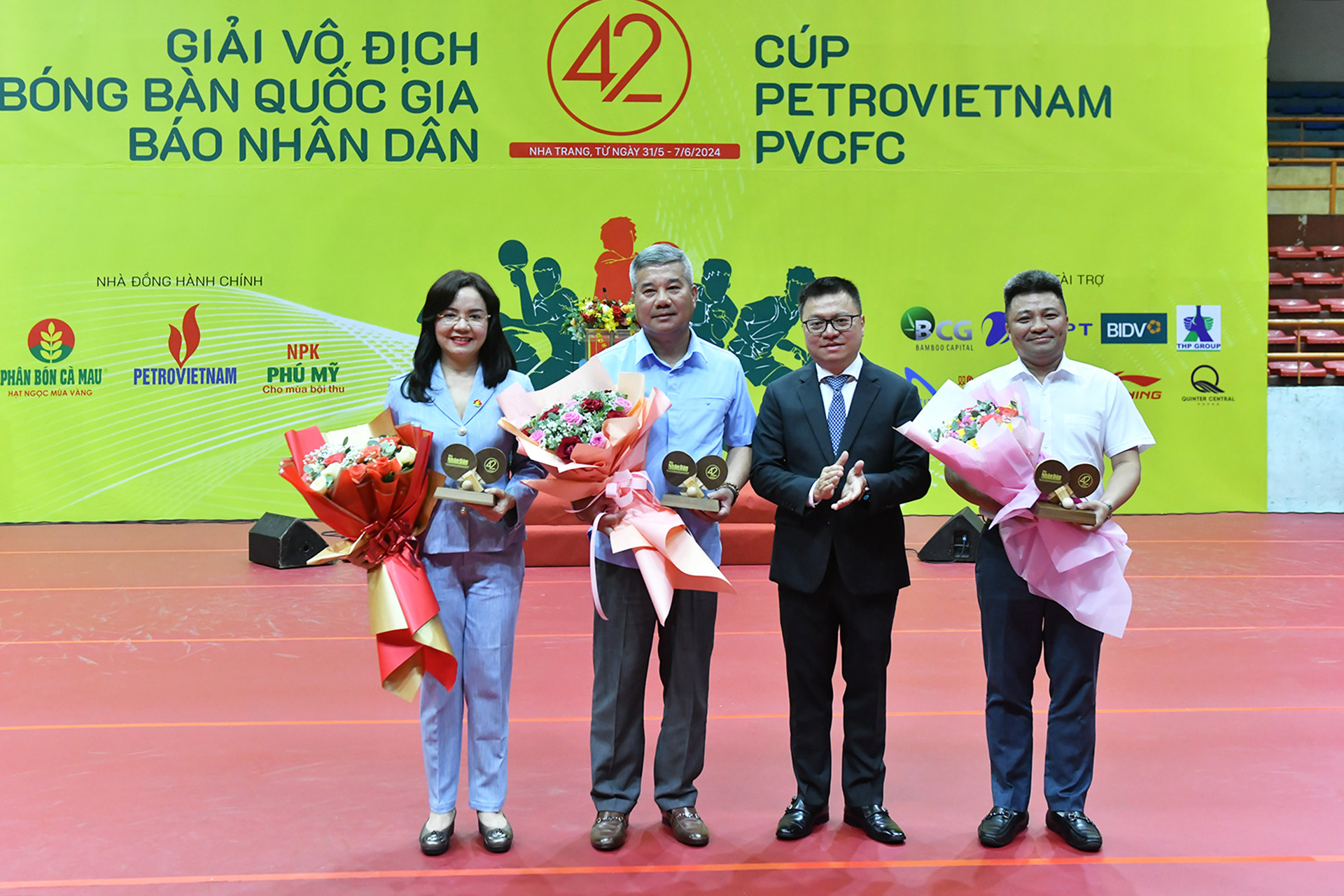 Đồng chí Lê Quốc Minh tặng Kỷ niệm chương của Báo Nhân Dân cho đại diện các nhà tài trợ của giải đấu.