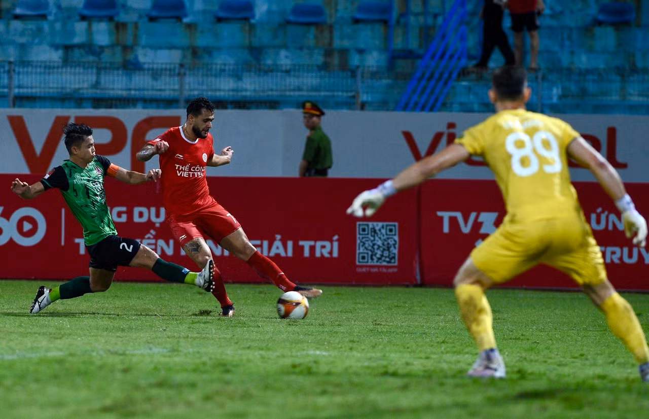 Thủ thành Patrick Lê Giang (số 89) thi đấu xuất sắc ở trận đấu này khi cản phá nhiều cú dứt điểm của Thể Công Viettel.