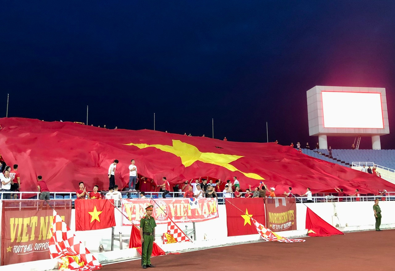 Lá quốc kỳ khổng lồ được người hâm mộ phủ kín khán đài.