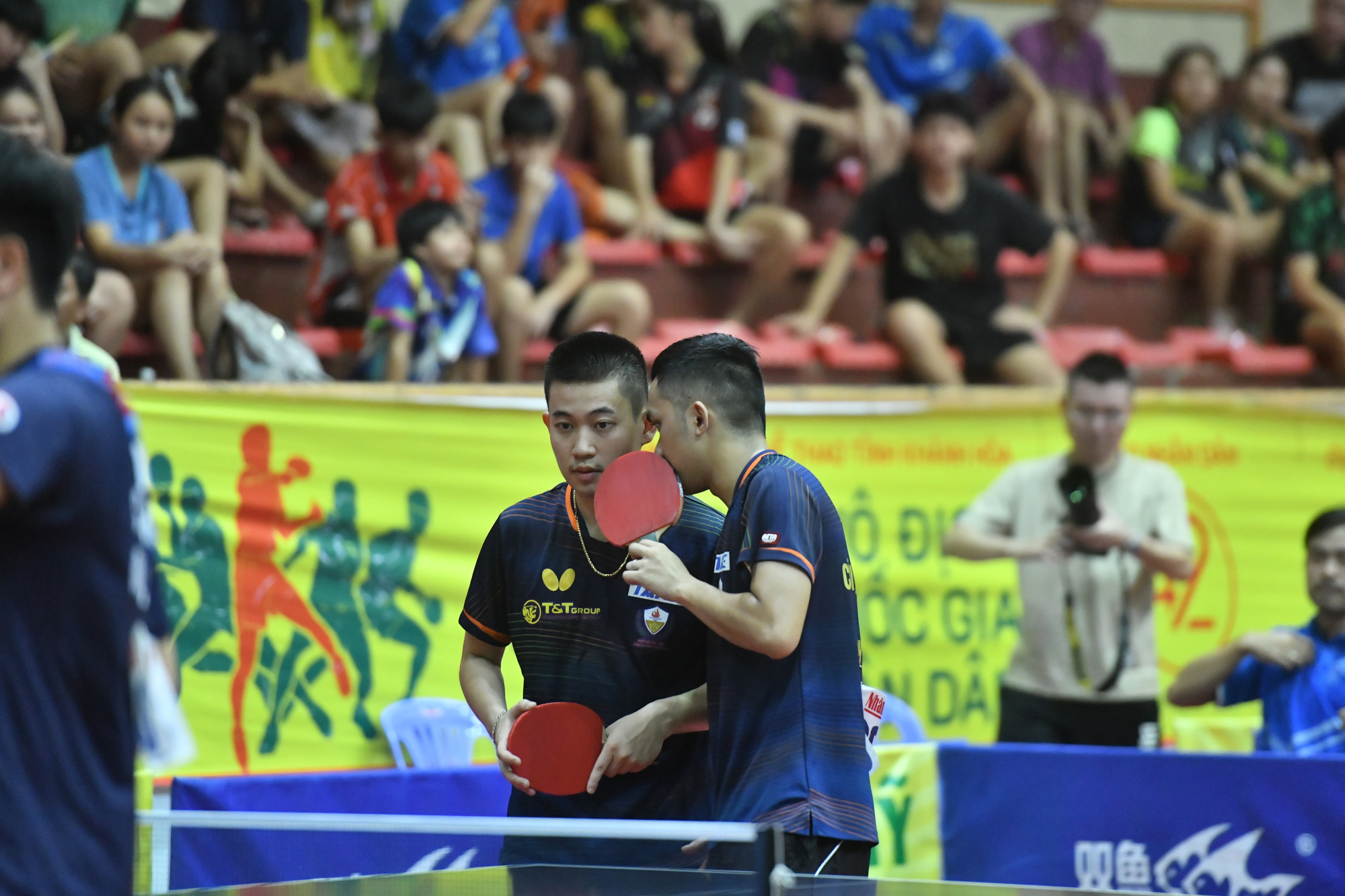 Đinh Anh Hoàng và Lê Đình Đức bàn bạc chiến thuật.