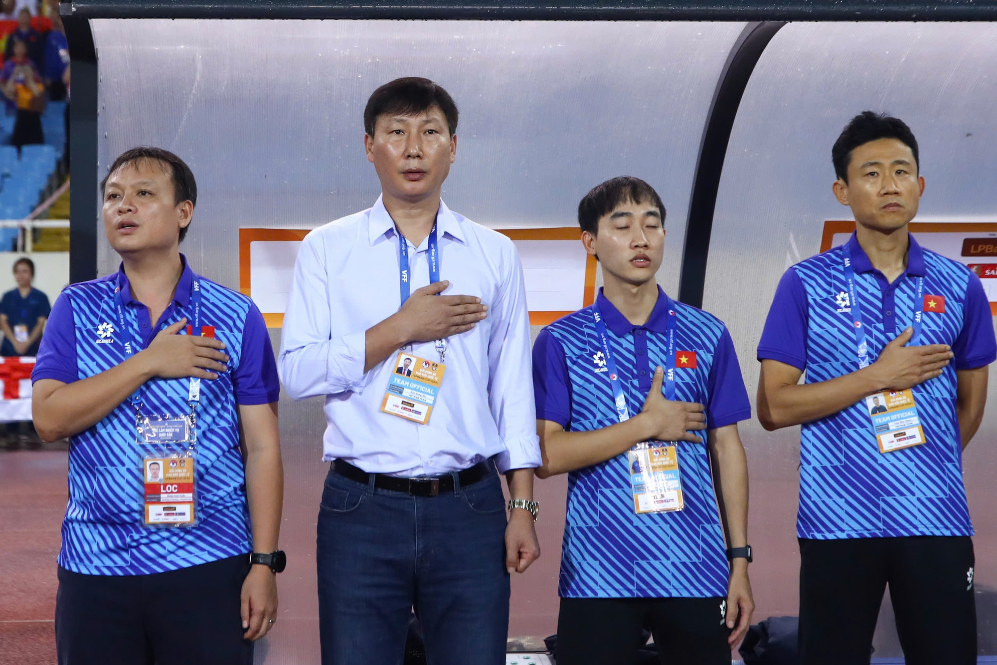 Ban huấn luyện đội tuyển Việt Nam thực hiện nghi thức chào cờ.