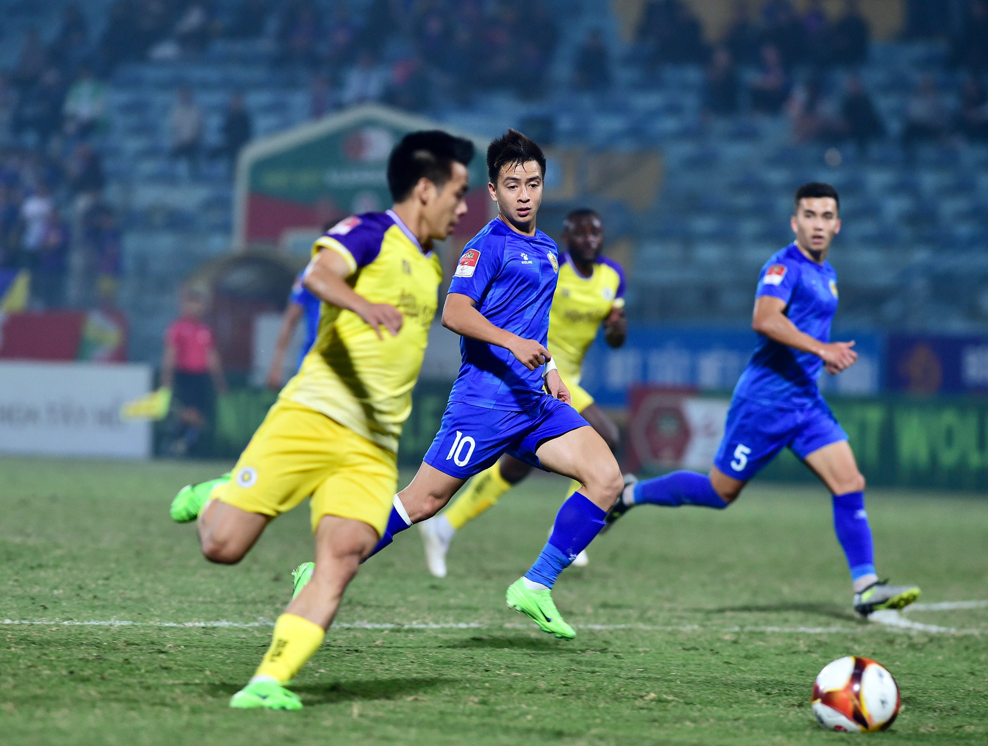 Phút 14, cơ hội dành cho Quảng Nam, hai cầu thủ của đội khách không hiểu ý nhau khiến cú dứt điểm không tốt, tạo cơ hội để Văn Chuẩn cản phá.