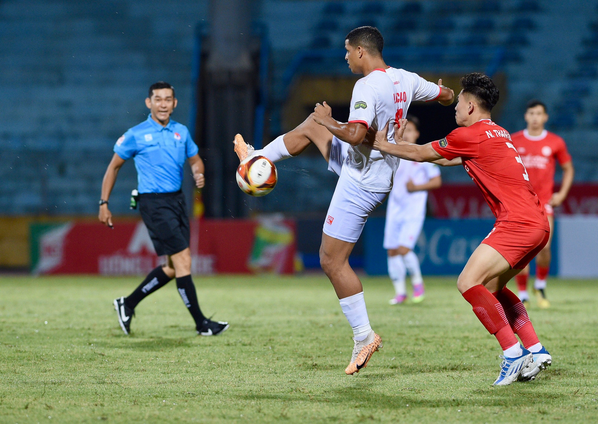 Hai đội nhập cuộc với quyết tâm cao giành về 3 điểm.