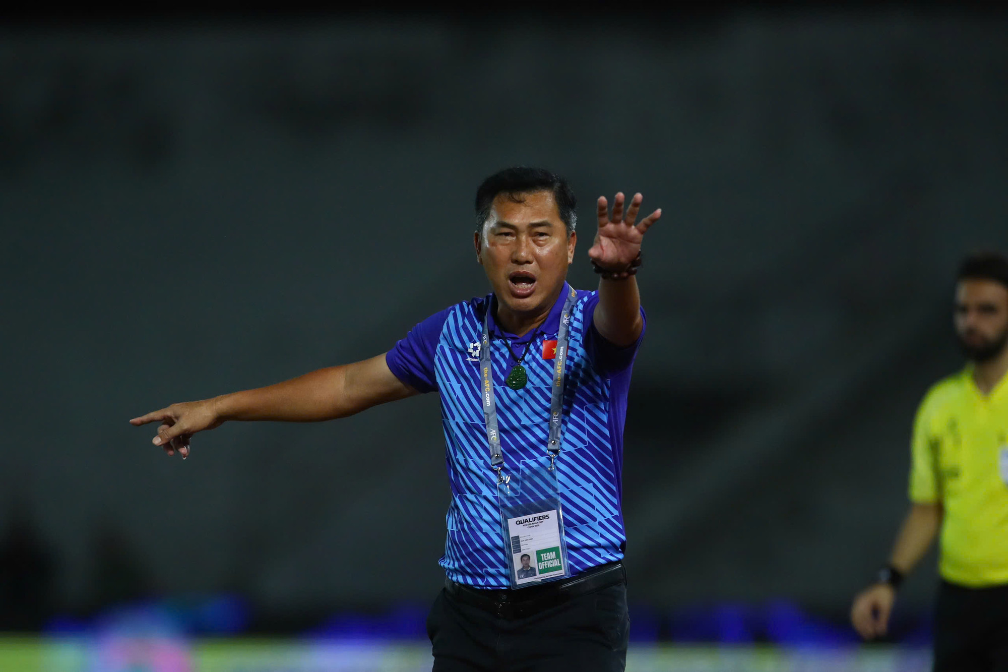 Huấn luyện viên Hứa Hiền Vinh chỉ đạo bên ngoài đường biên.