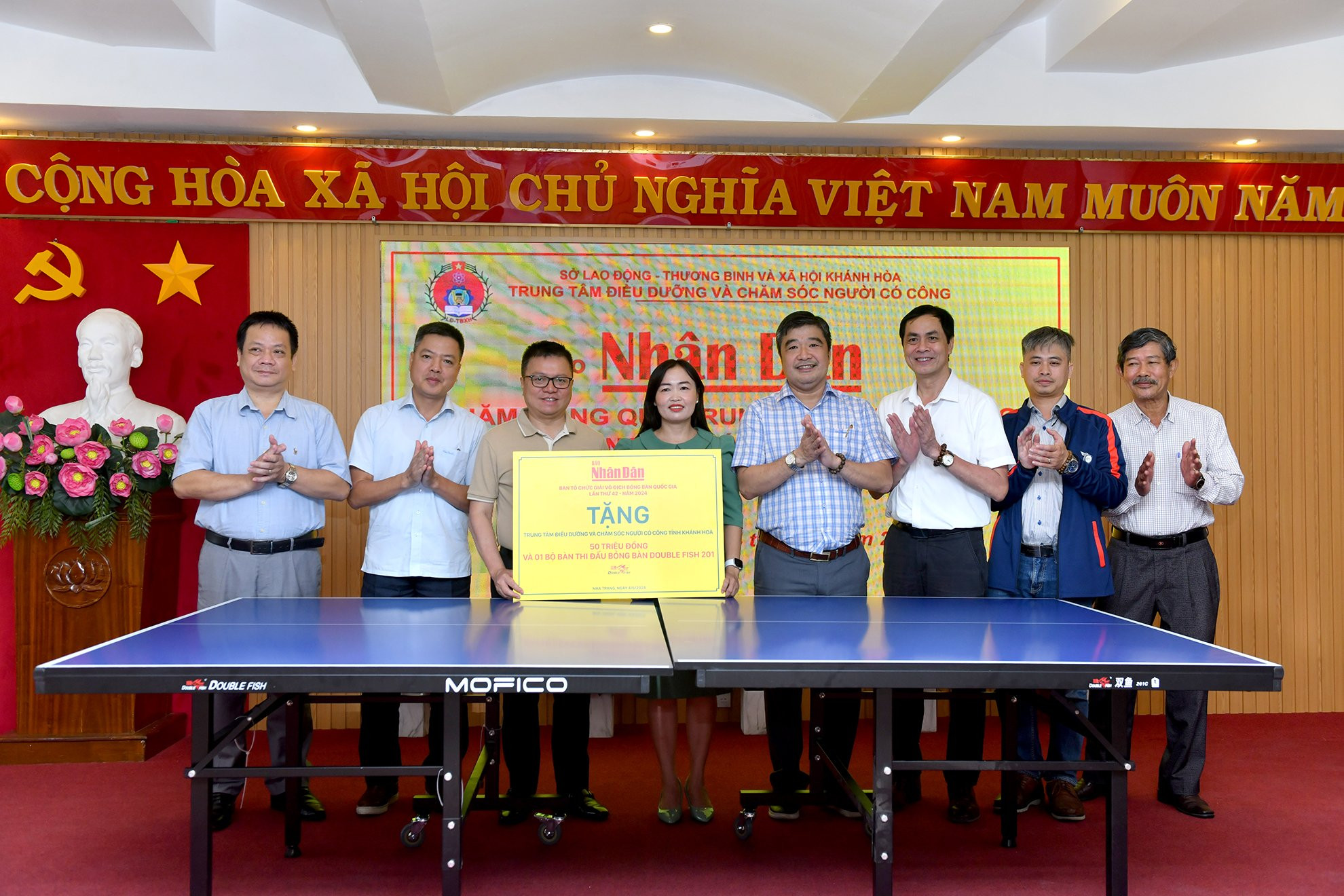 Báo Nhân Dân tặng Trung tâm bộ bàn thi đấu tiêu chuẩn quốc tế Double Fish 201.