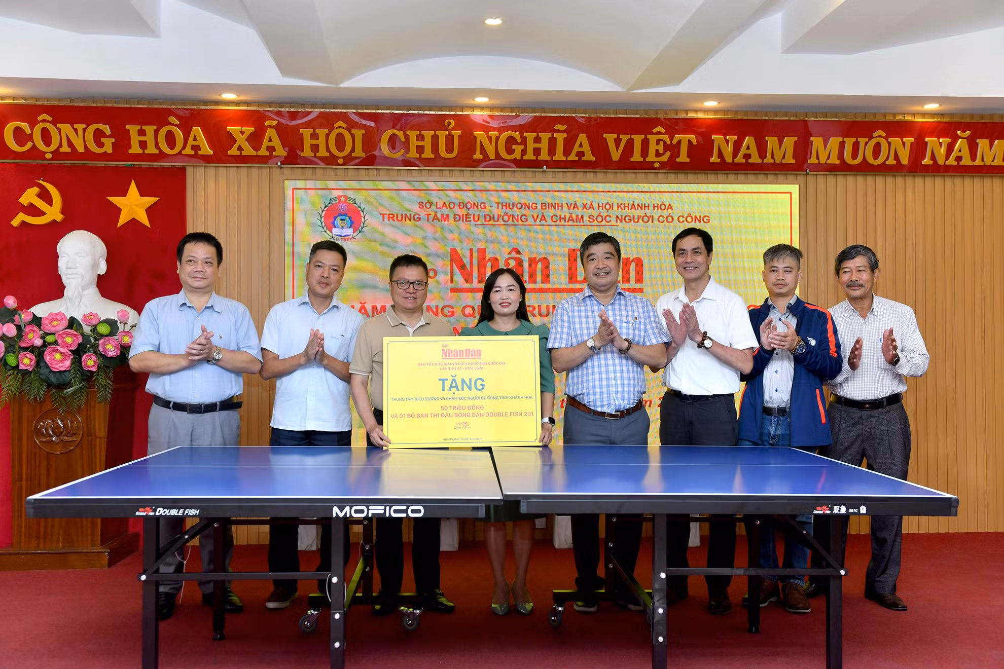 Báo Nhân Dân tặng Trung tâm bộ bàn thi đấu tiêu chuẩn quốc tế Double Fish 201.